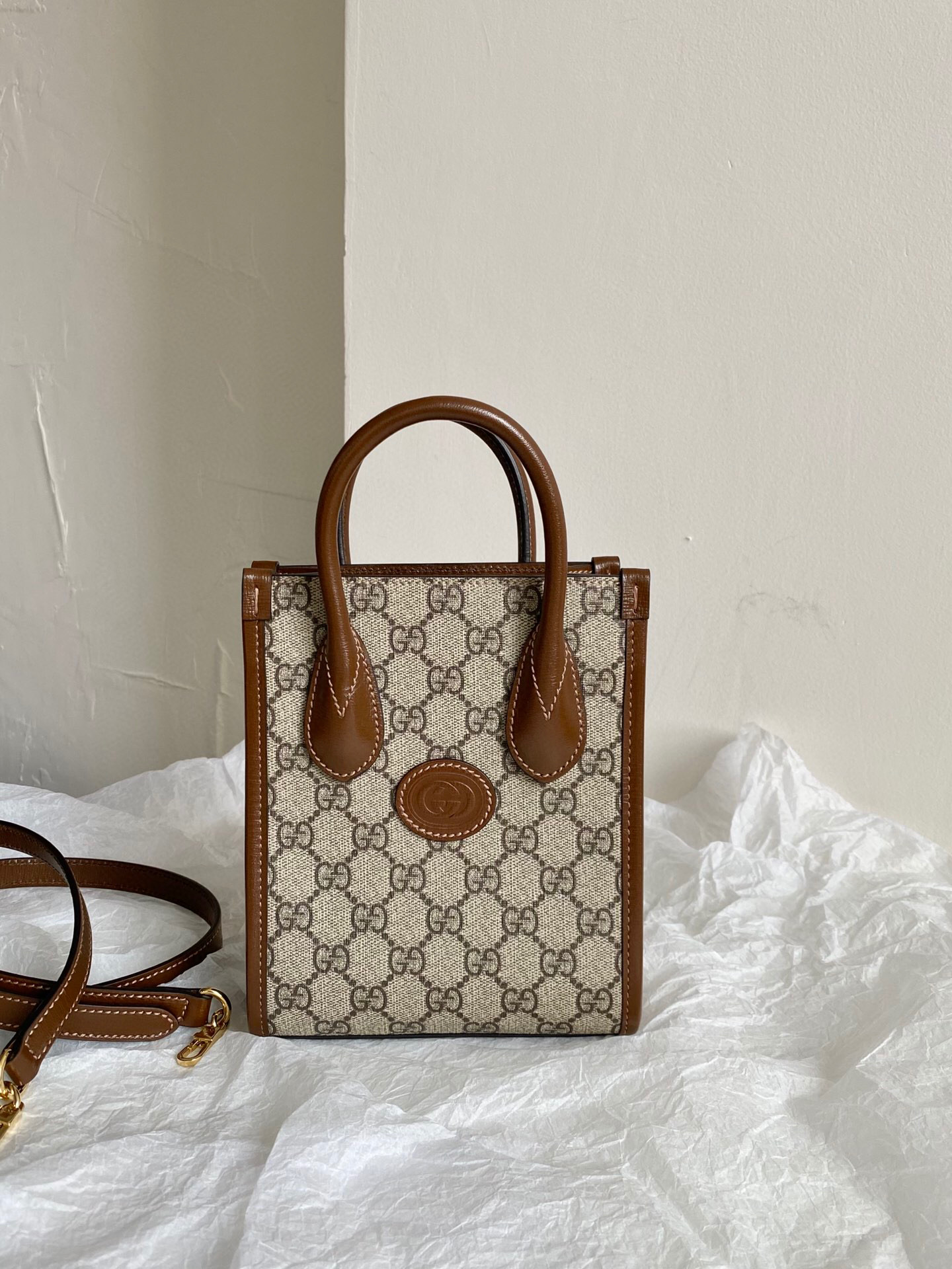 구찌 Gucci 671623 Retro 인터로킹 G 디테일의 미니 토트백 20cm