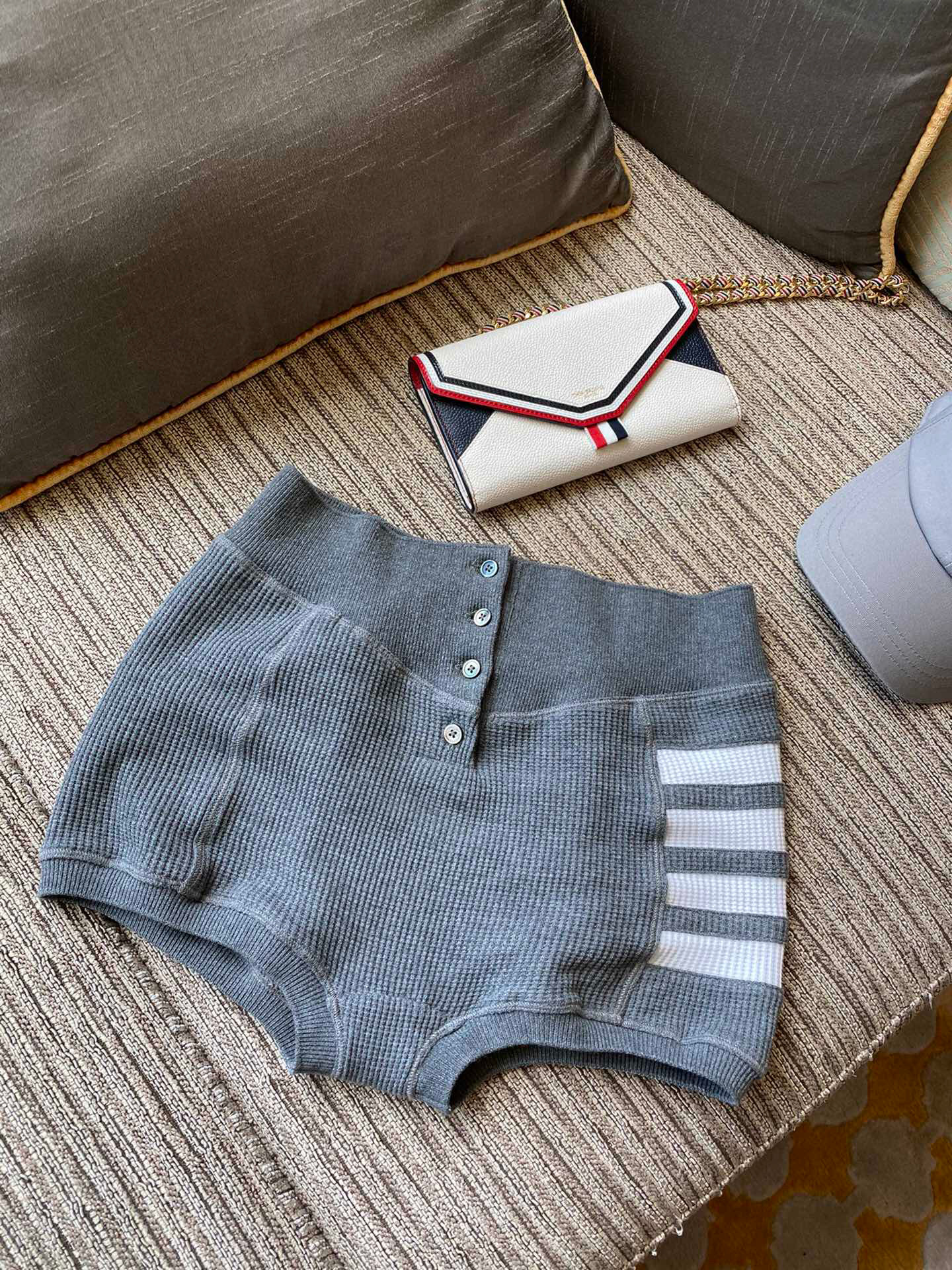 톰브라운 Thom Browne 반바지 그레이