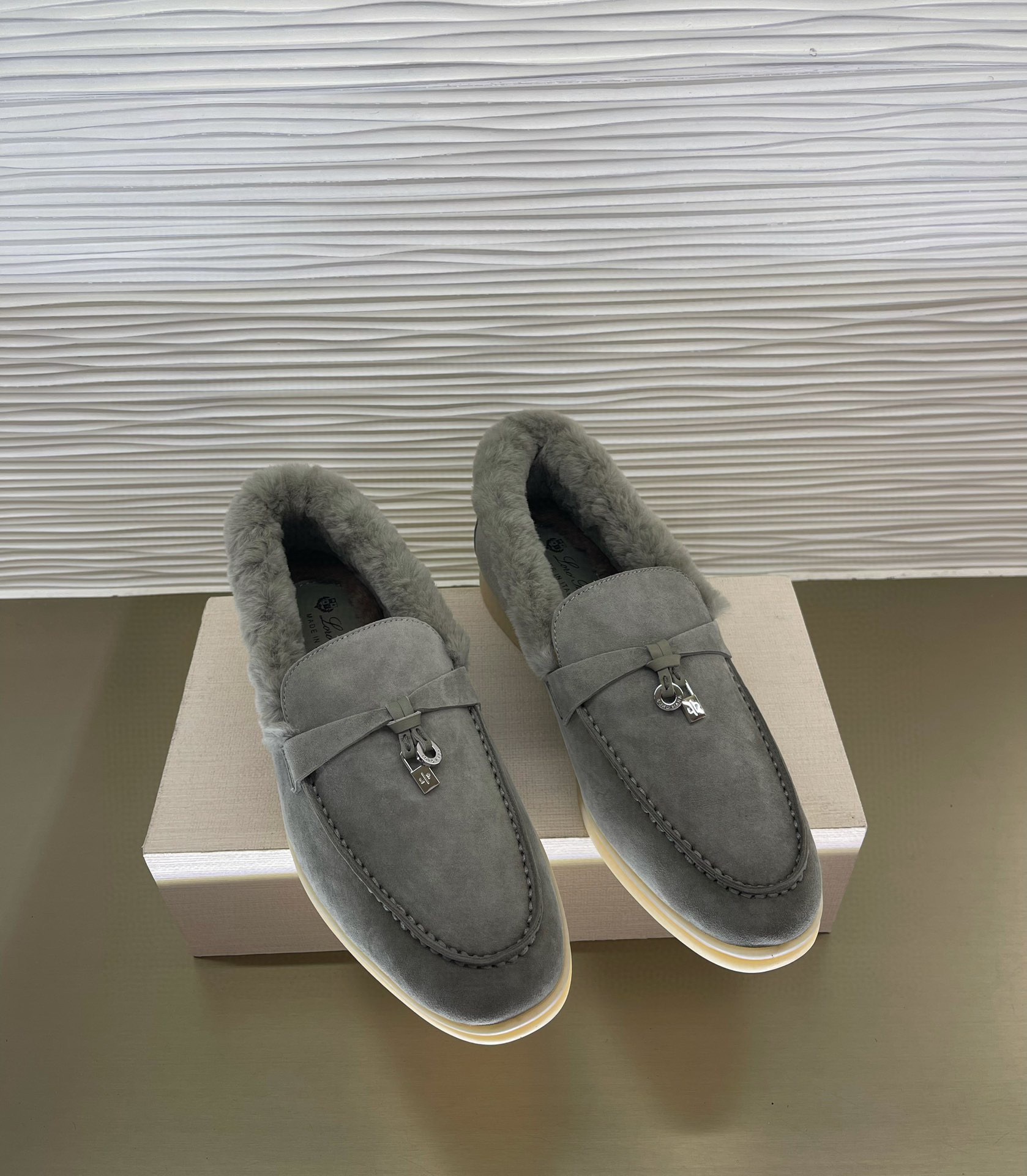 로로피아나 Loro Piana Summer Charms Walk 모카신 스웨이드 소재