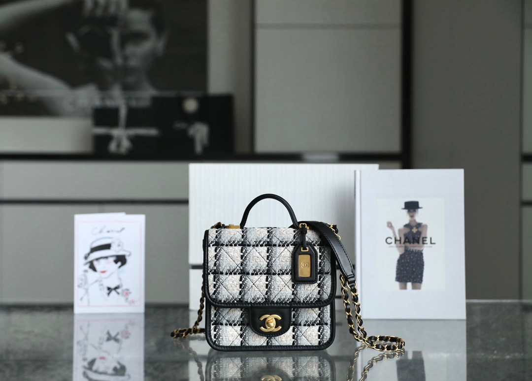 CHANEL 핸들 장식의 스몰 플랩 백 17cm