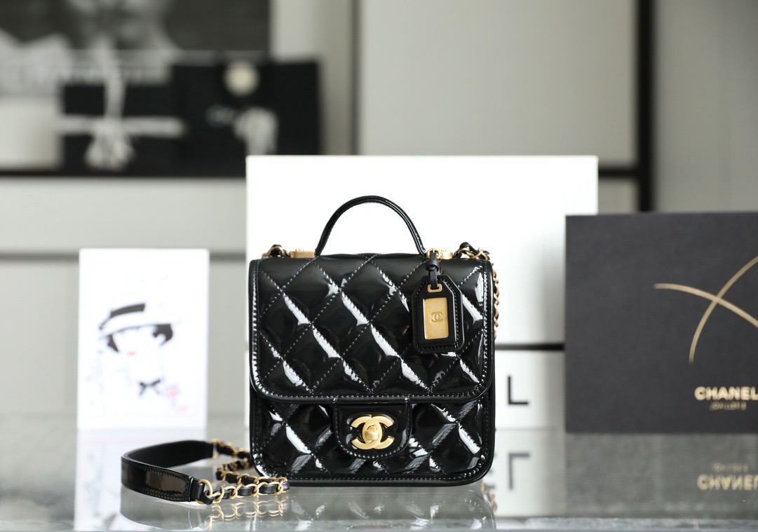 CHANEL 핸들 장식의 스몰 플랩 백 17cm