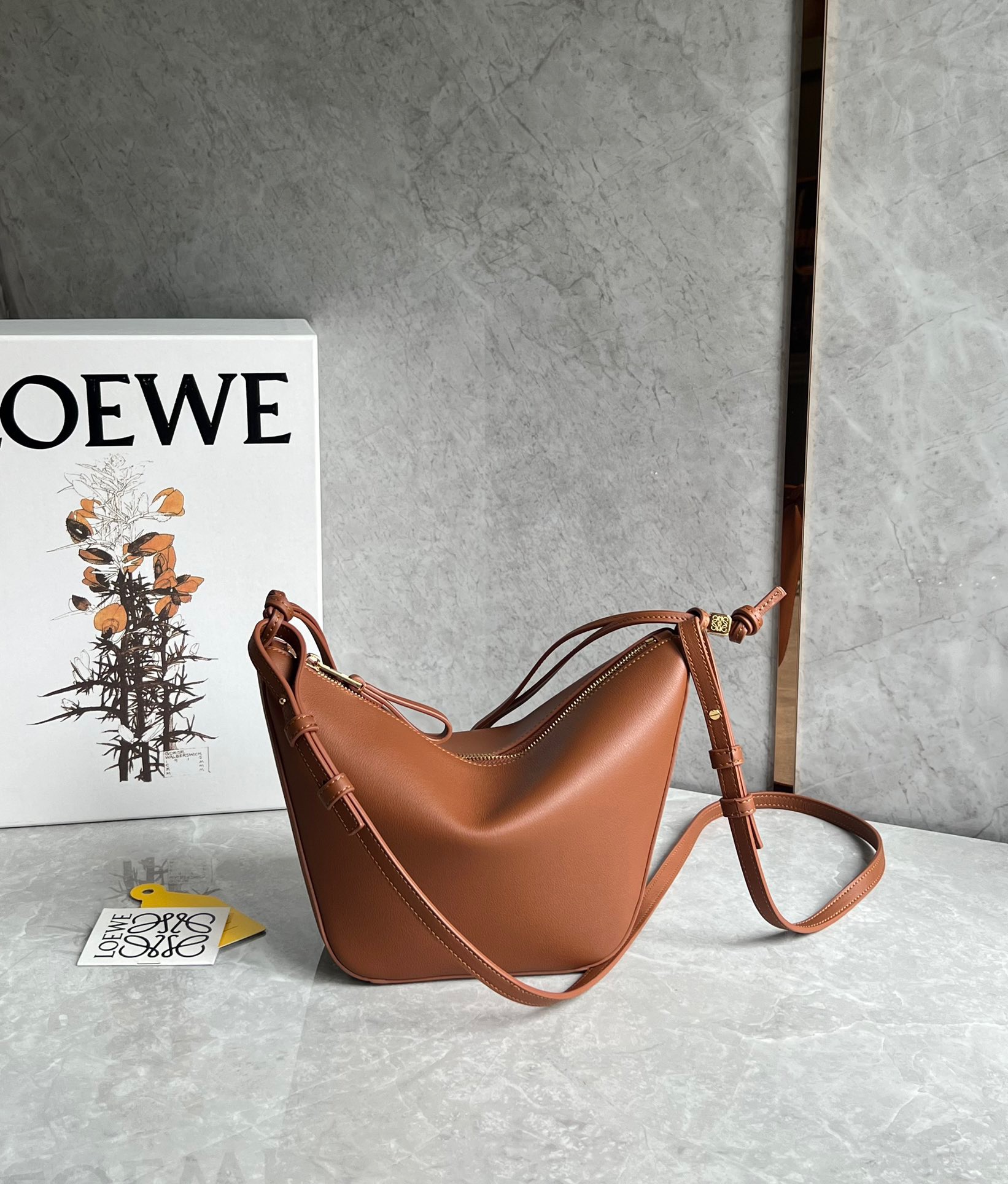 로에베 Loewe hammock 숄더백 28CM