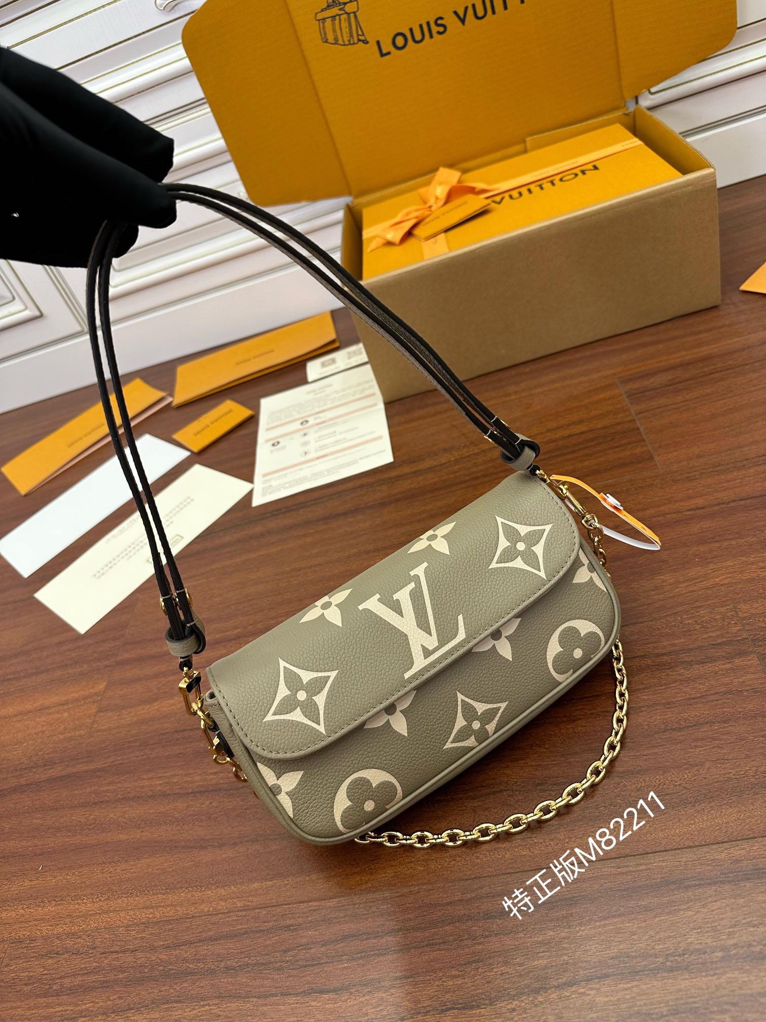 루이비통 Louis Vuitton M82211 숄더백 23.5CM