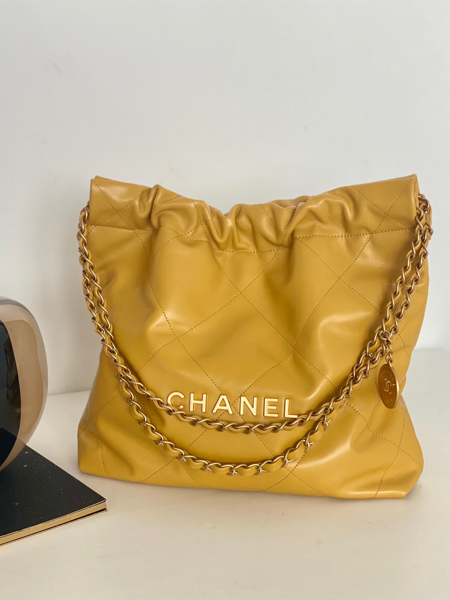 샤넬 CHANEL AS3260 22 스몰 핸드백 샤이니 카프스킨 & 골드 메탈 35CM