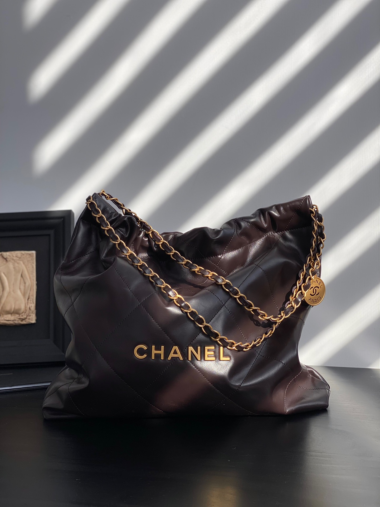 샤넬 CHANEL AS3261 22 미디움 핸드백 샤이니 카프스킨 & 골드 메탈  39CM