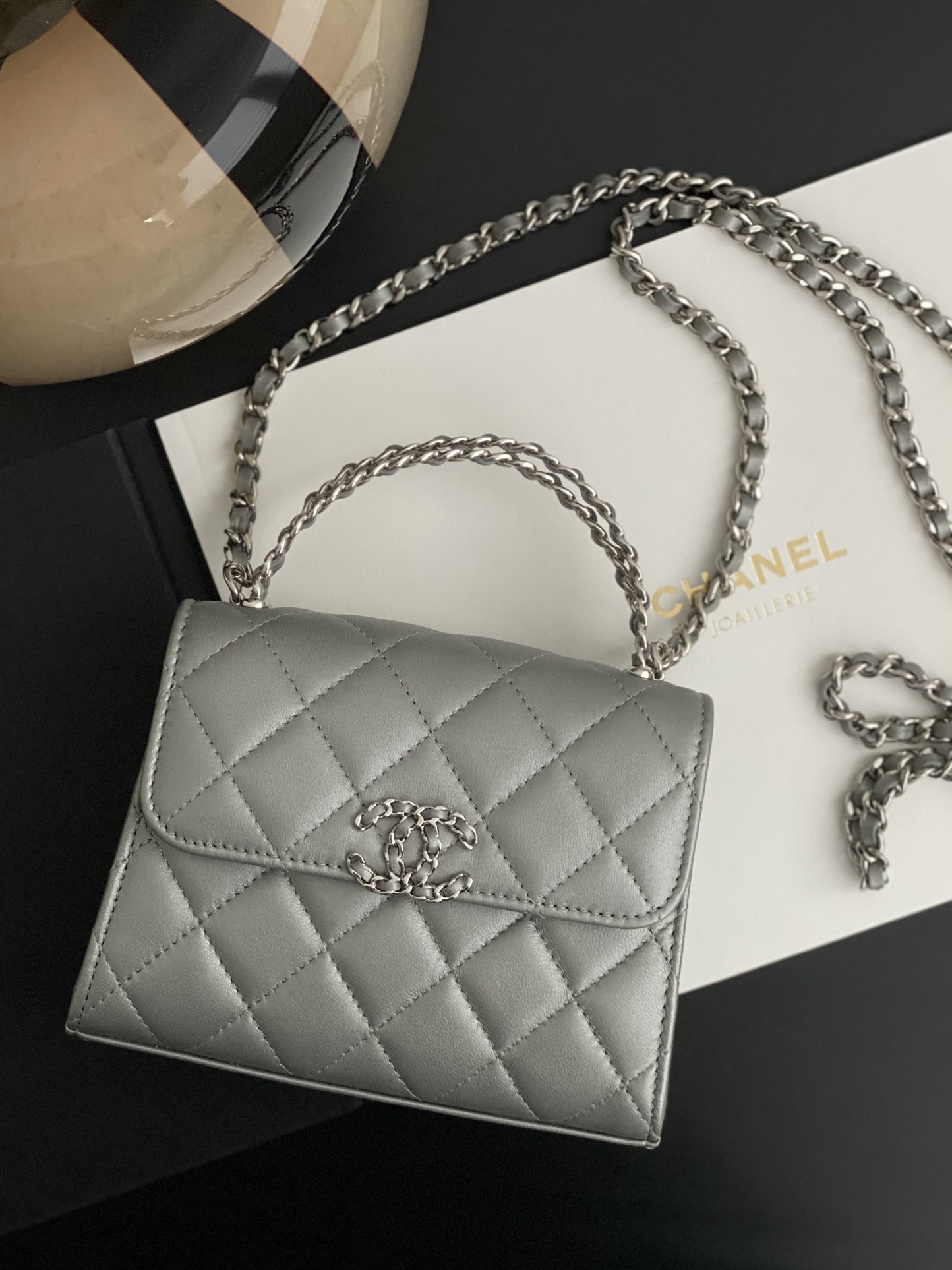 샤넬 CHANEL AP3237 23P 체인 달린 미니백  & 실버 메탈 11.5CM