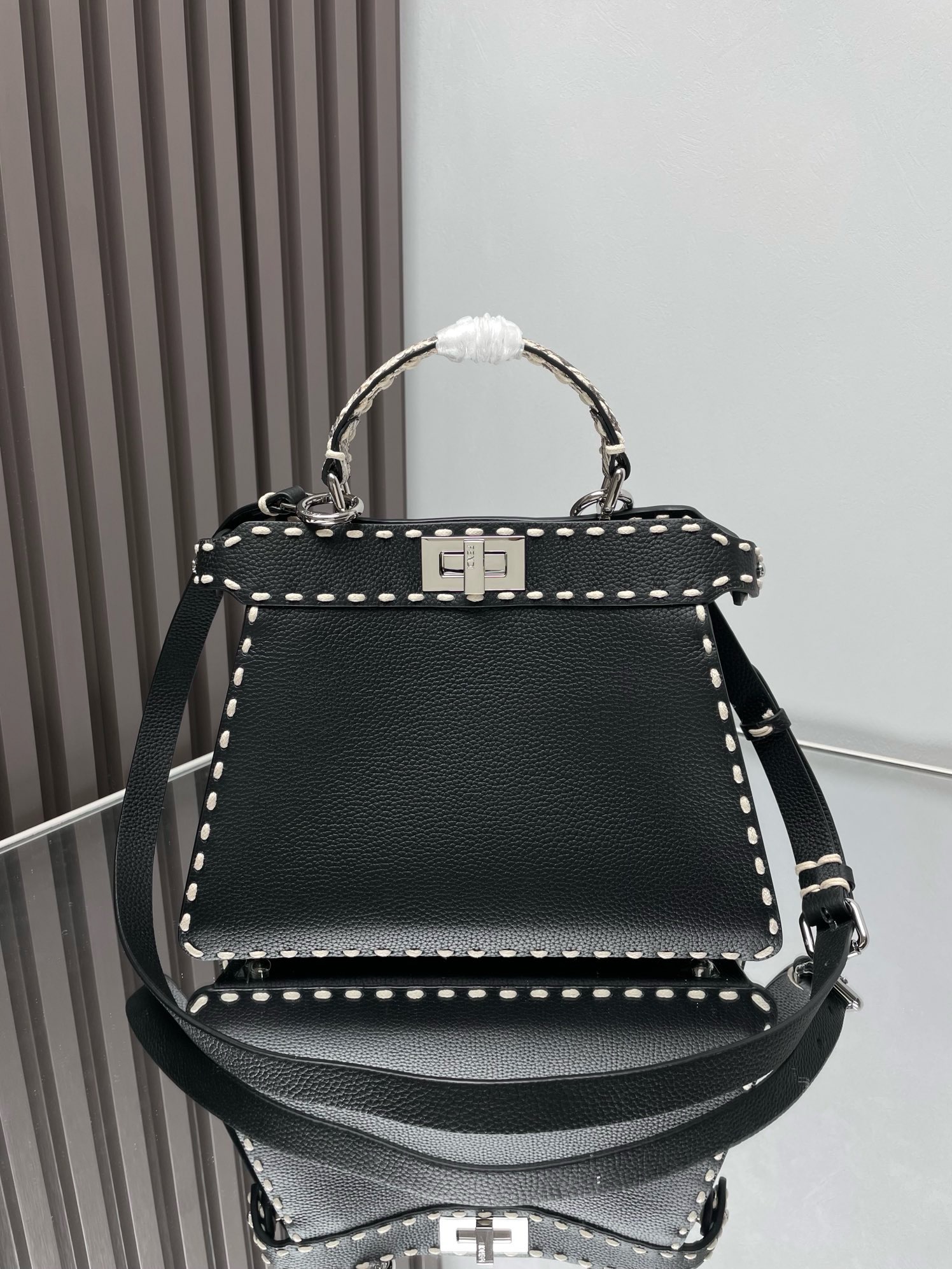 펜디 FENDI 327 PEEKABOO 탑 핸들백 27CM