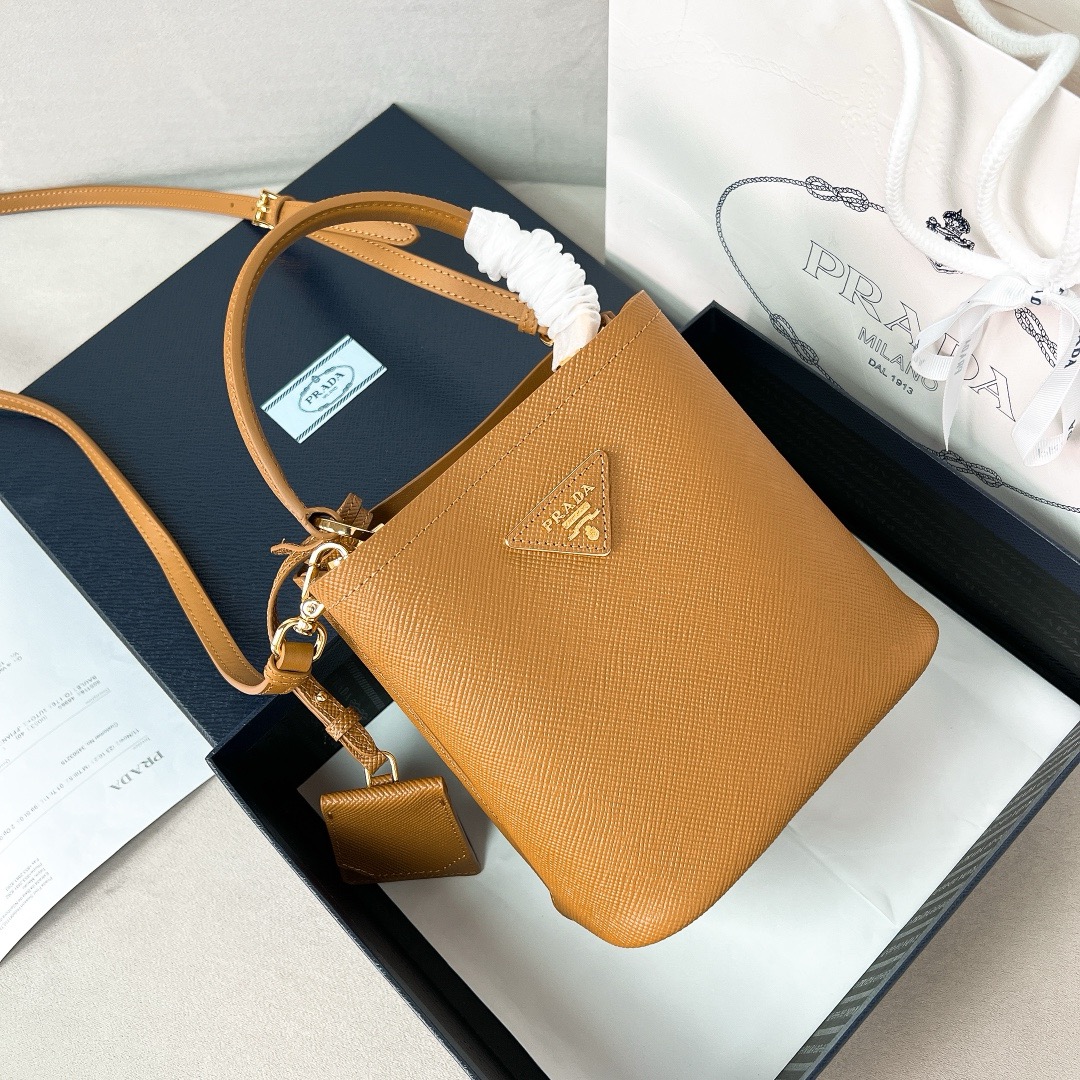프라다 Prada 1BA217 버킷 백 18CM