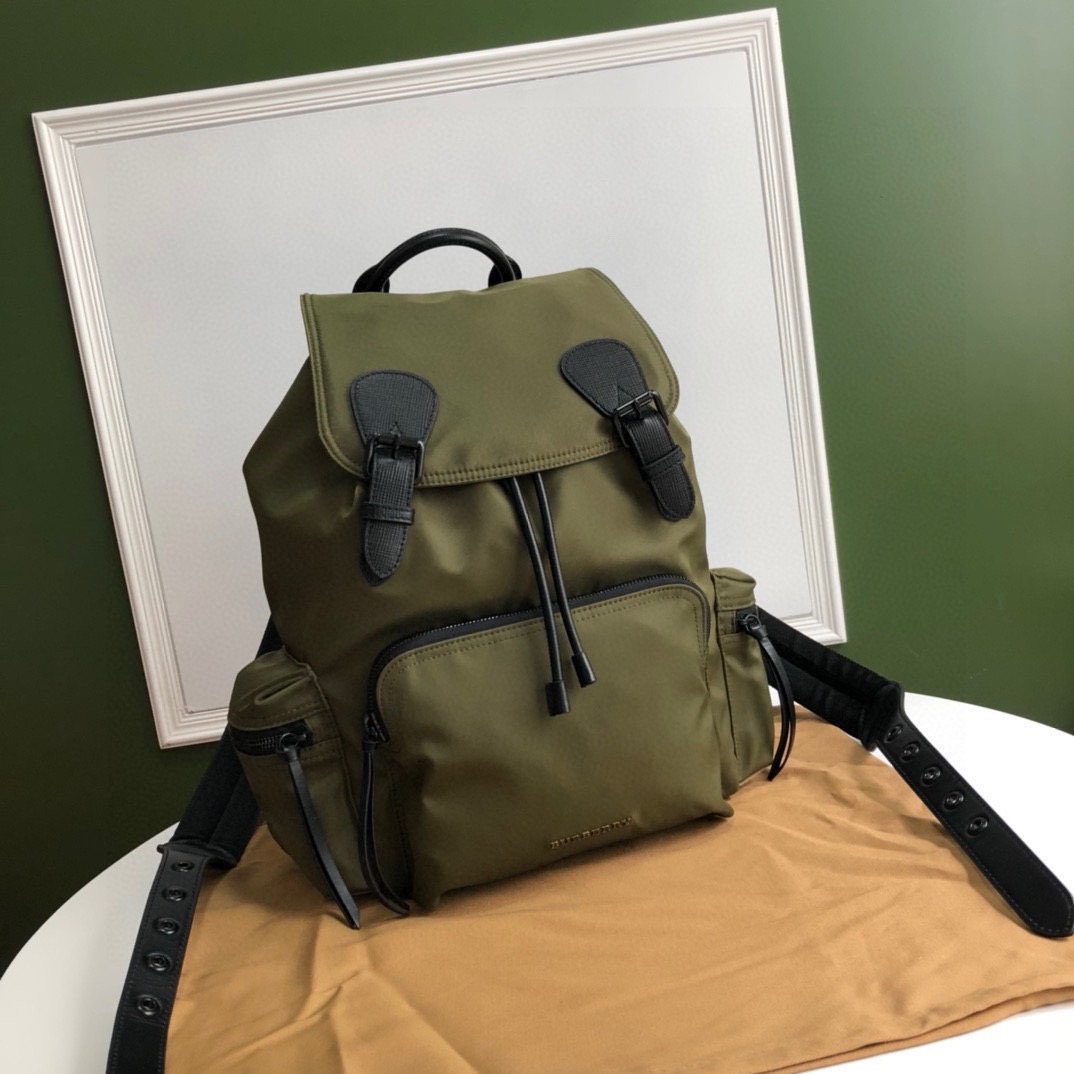 버버리 Burberry 1226 The Rucksack 백팩 42CM
