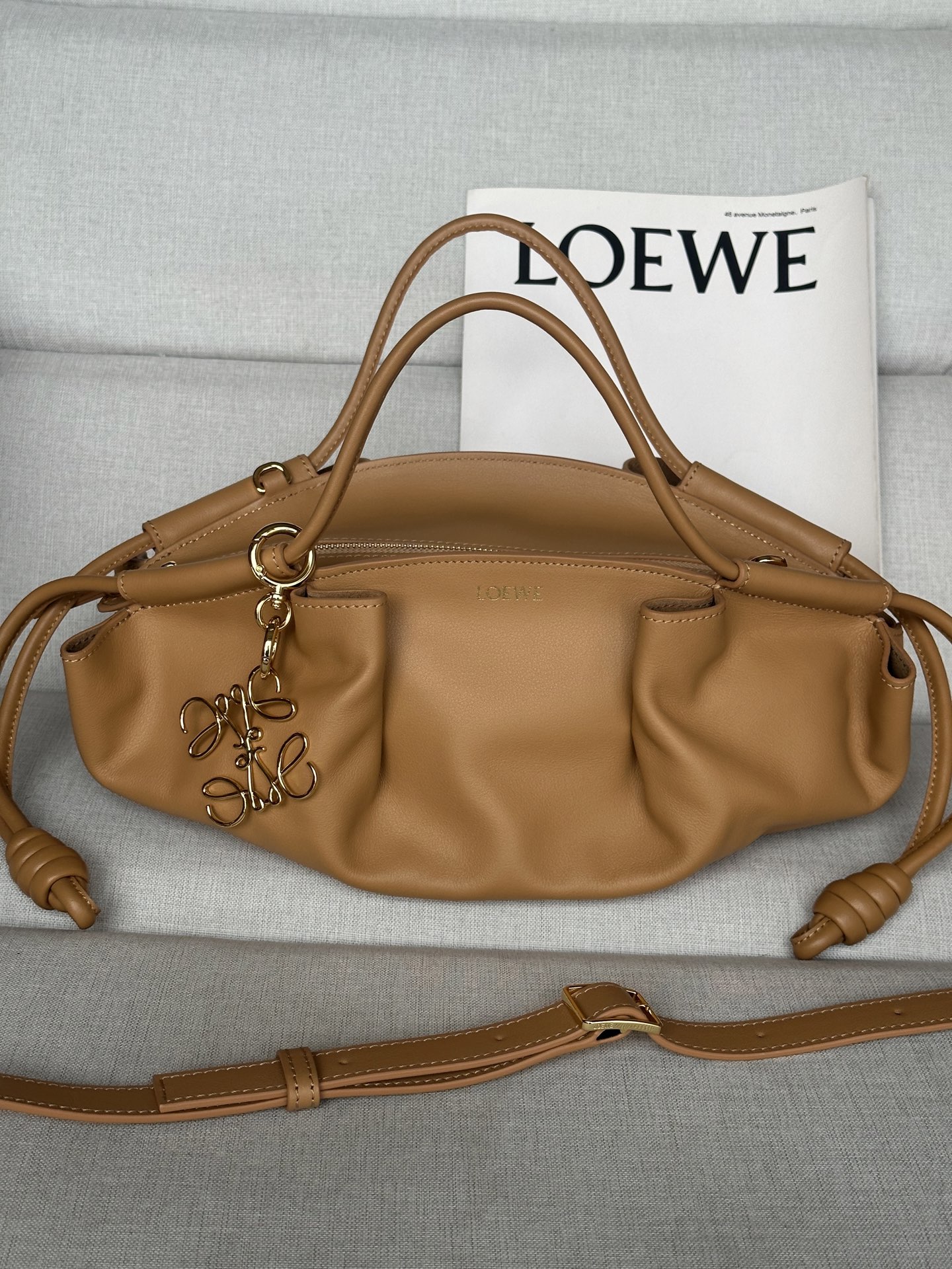 로에베 Loewe 1668  Small Paseo Bag In Shiny Nappa Calfskin 35cm