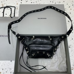 발렌시아가 Balenciaga 742014 Le Cagole Men Medium Beltpack in Arena Lambskin Black