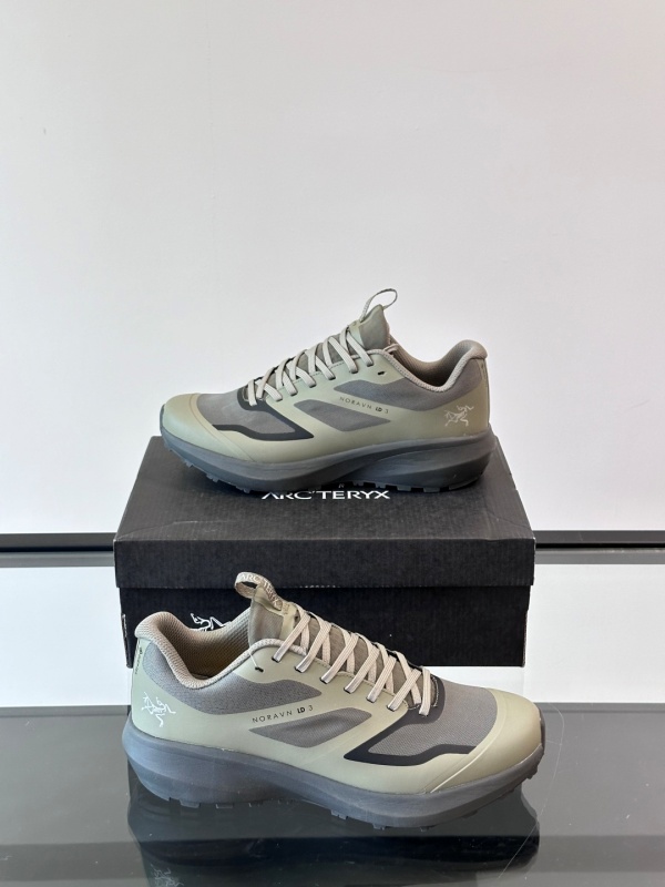 아크테릭스 ARC'TERYX 스니커즈