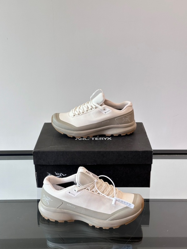 아크테릭스 ARC'TERYX 스니커즈