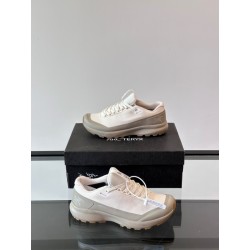 아크테릭스 ARC'TERYX 스니커즈