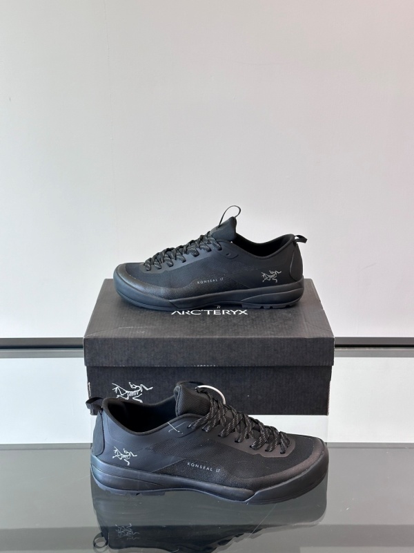 아크테릭스 ARC'TERYX 스니커즈