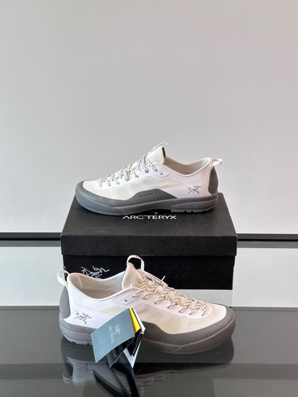 아크테릭스 ARC'TERYX 스니커즈