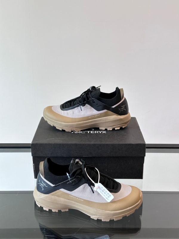 아크테릭스 ARC'TERYX 스니커즈