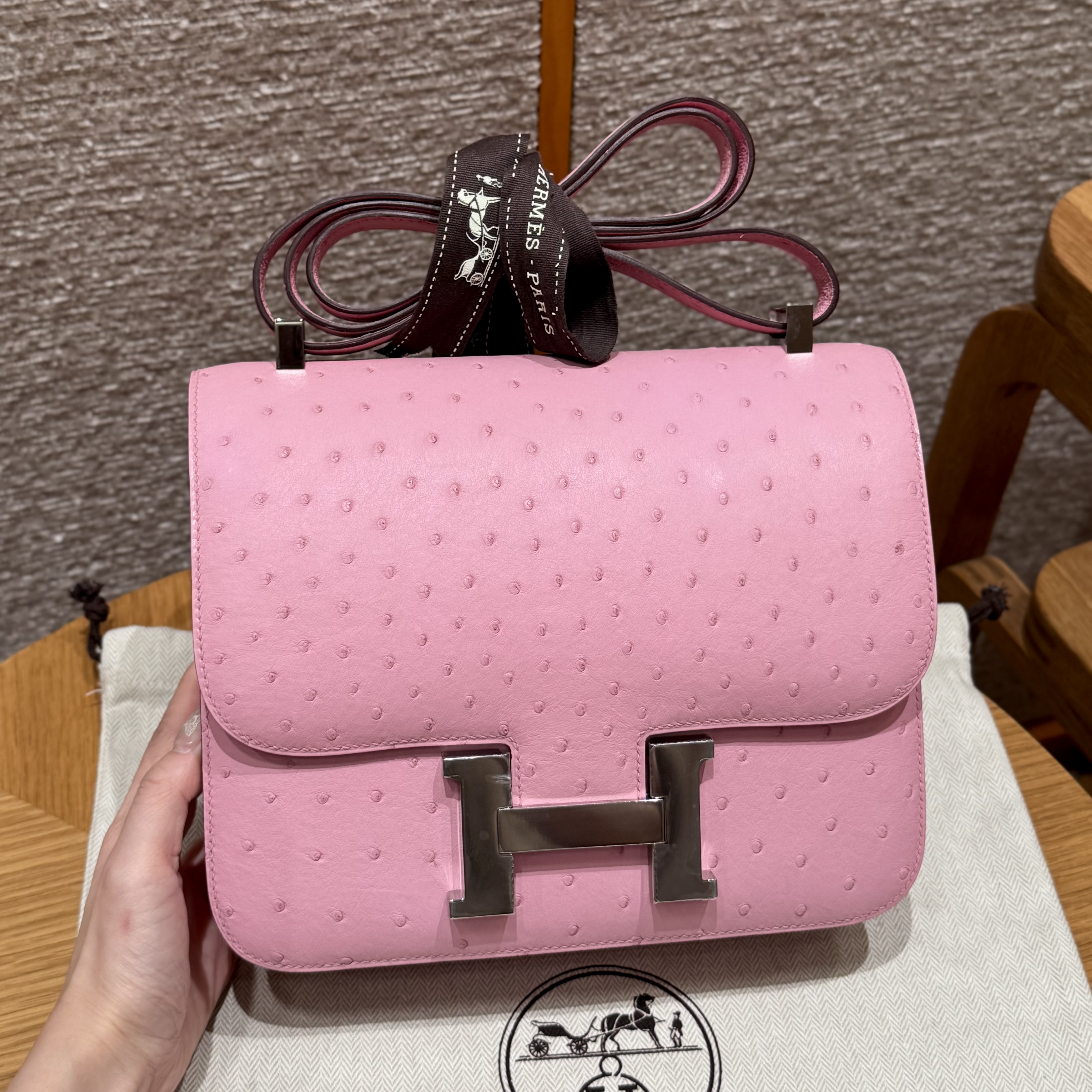 에르메스 Hermes Constance 24cm KK ostrich L4 Bubble Gum/silver