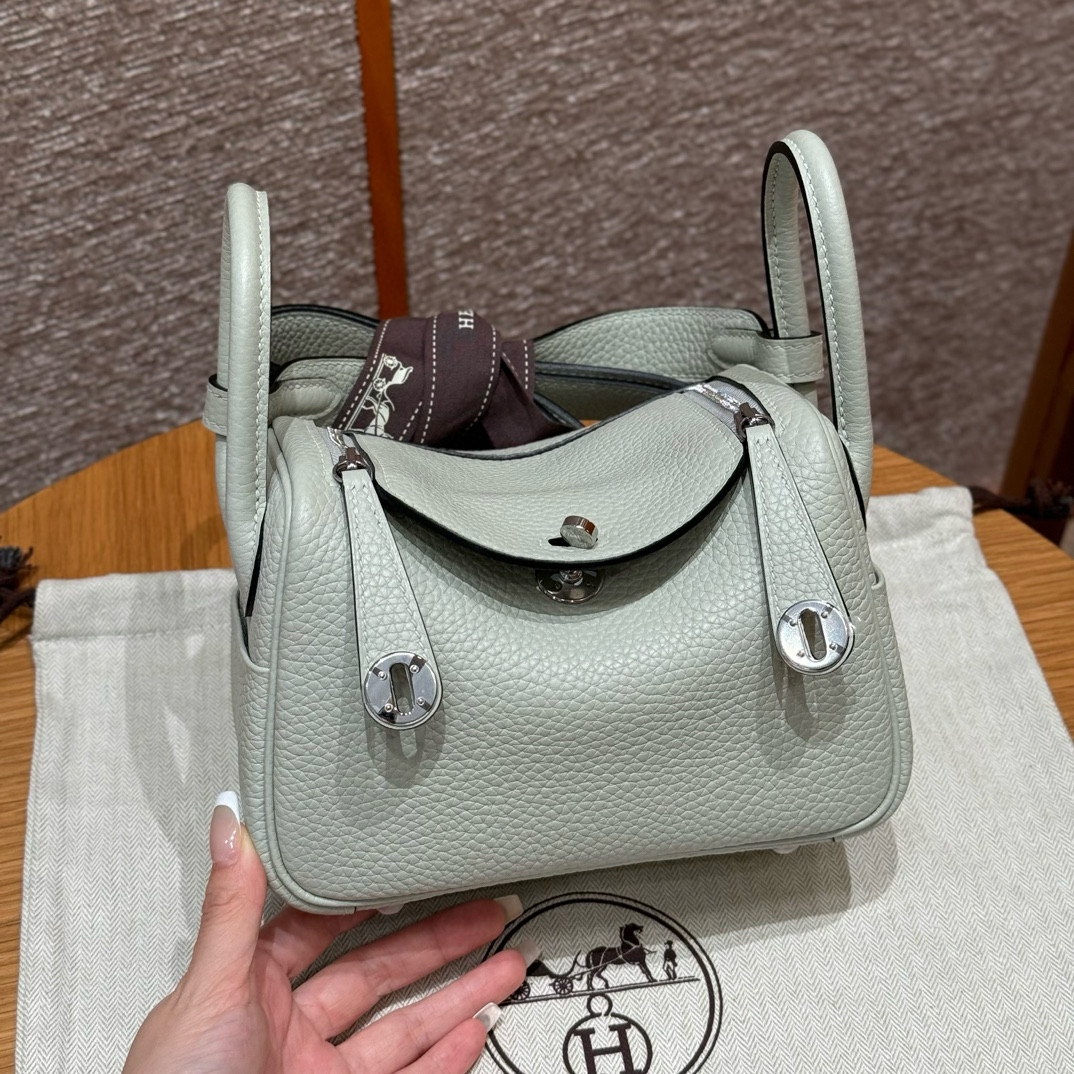 에르메스 Hermes Mini Lindy 19cm Clemence 0W Gris neve/silver