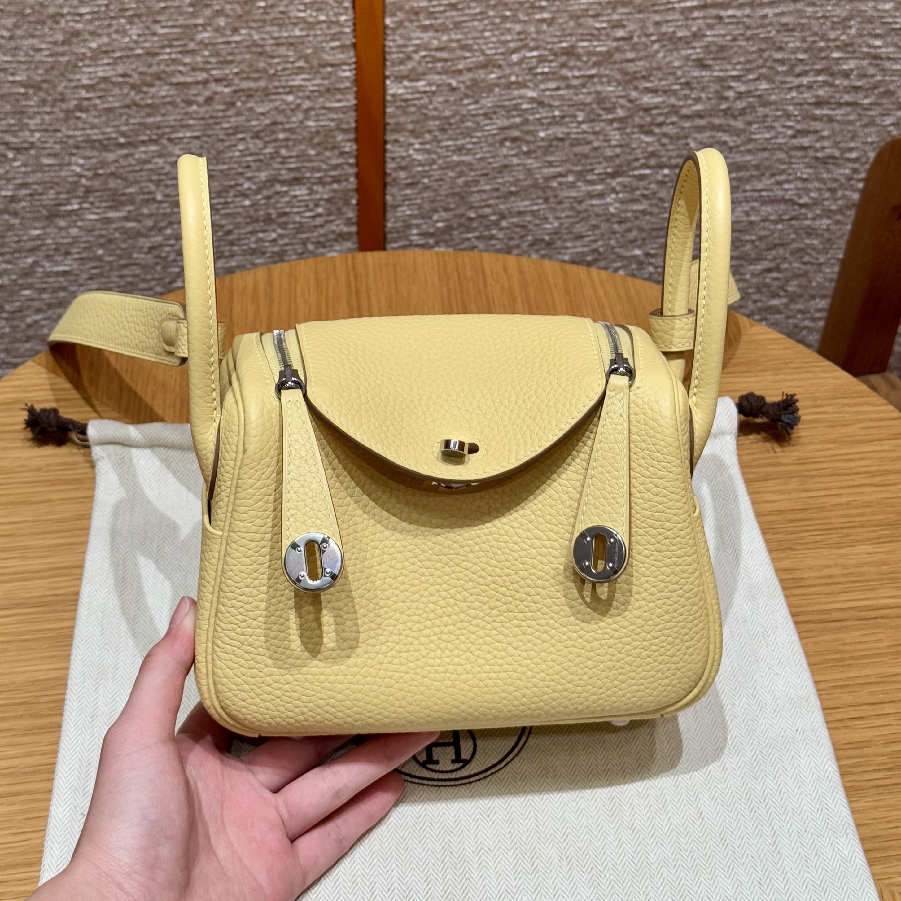 에르메스 Hermes Mini Lindy 19cm Clemence 1Z Jaune Poussin/silver