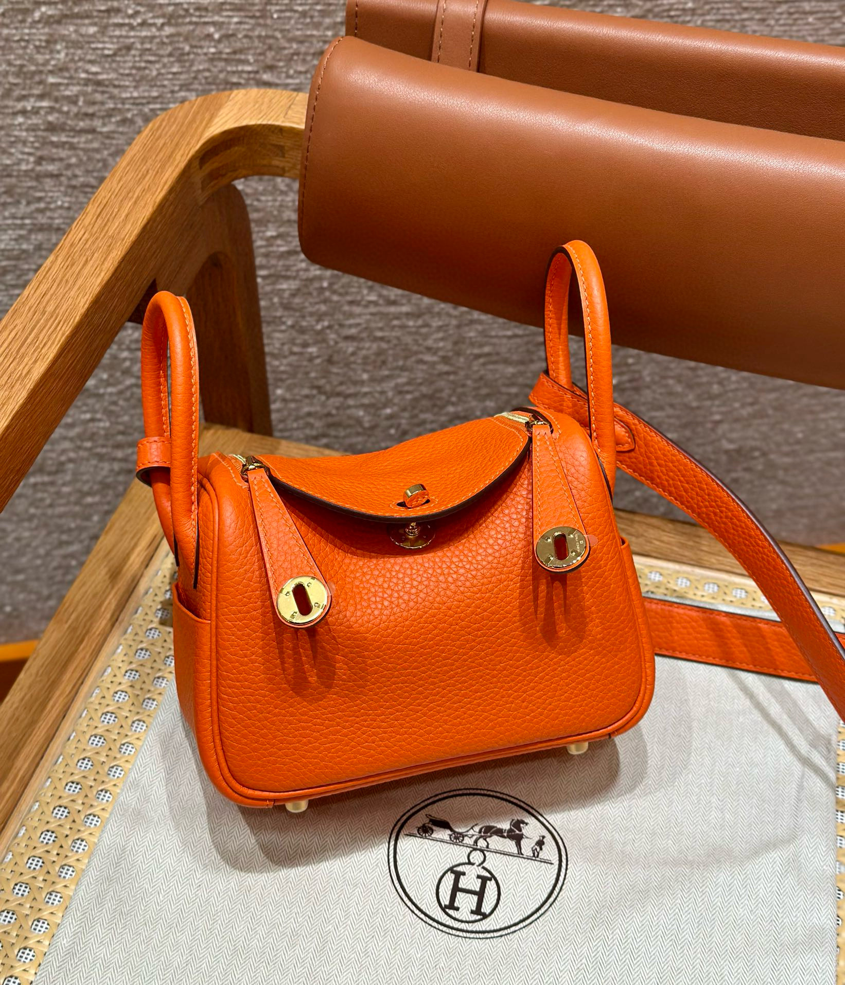에르메스 Hermes Mini Lindy 19cm Clemence 93 Orange/gold