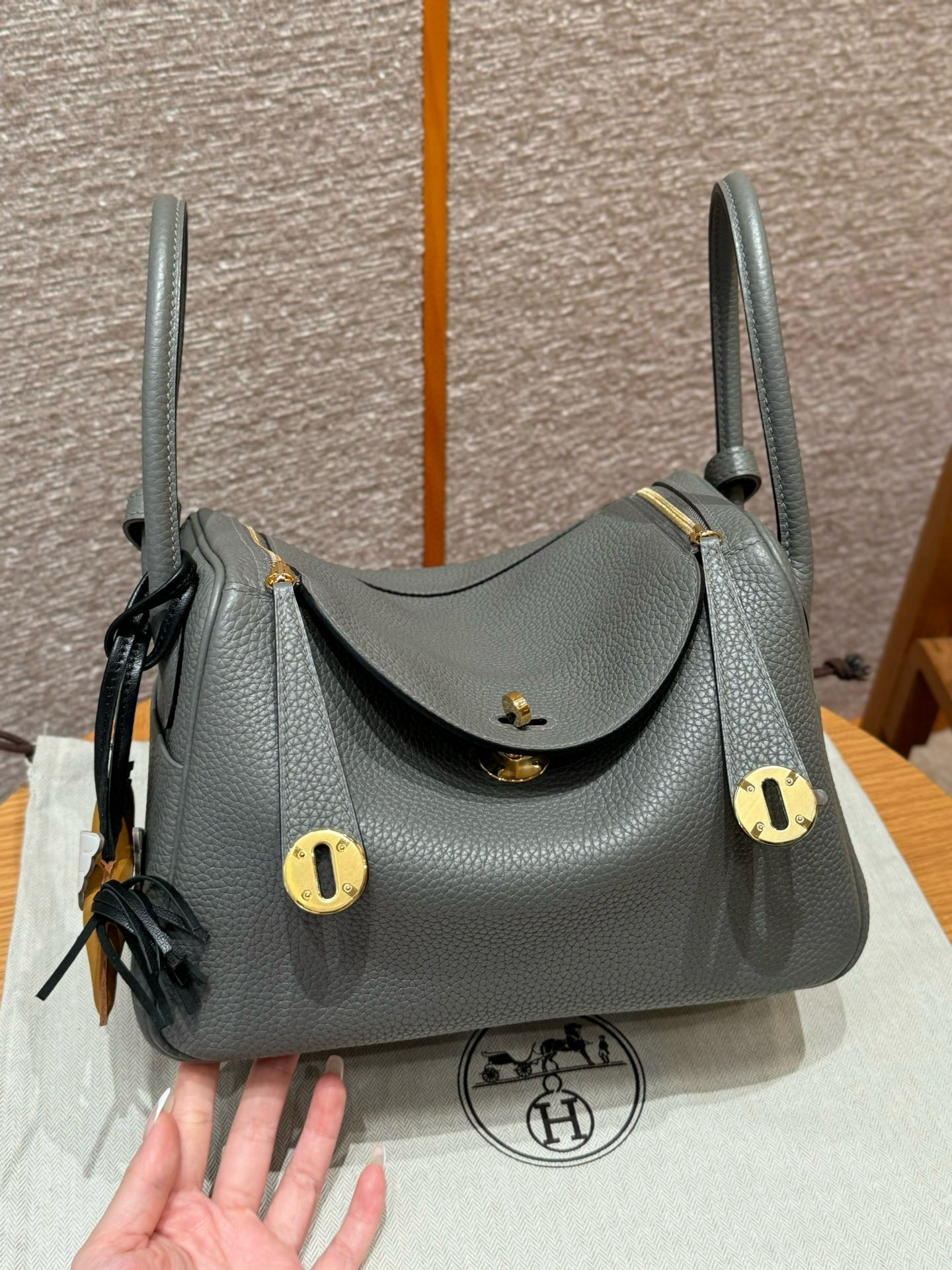 에르메스 Hermes Lindy 26cm Clemence 0L Gris Meyer/gold