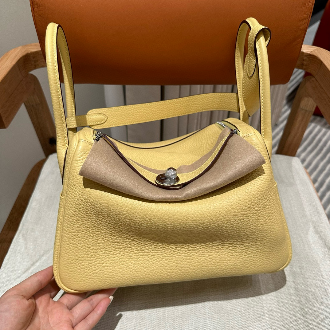 에르메스 Hermes Lindy 26cm Clemence 1Z Jaune Poussin/silver