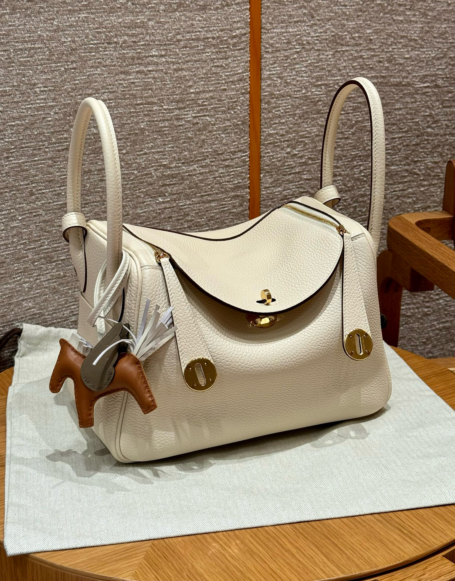 에르메스 Hermes Lindy 26cm Clemence i2 Nata/gold