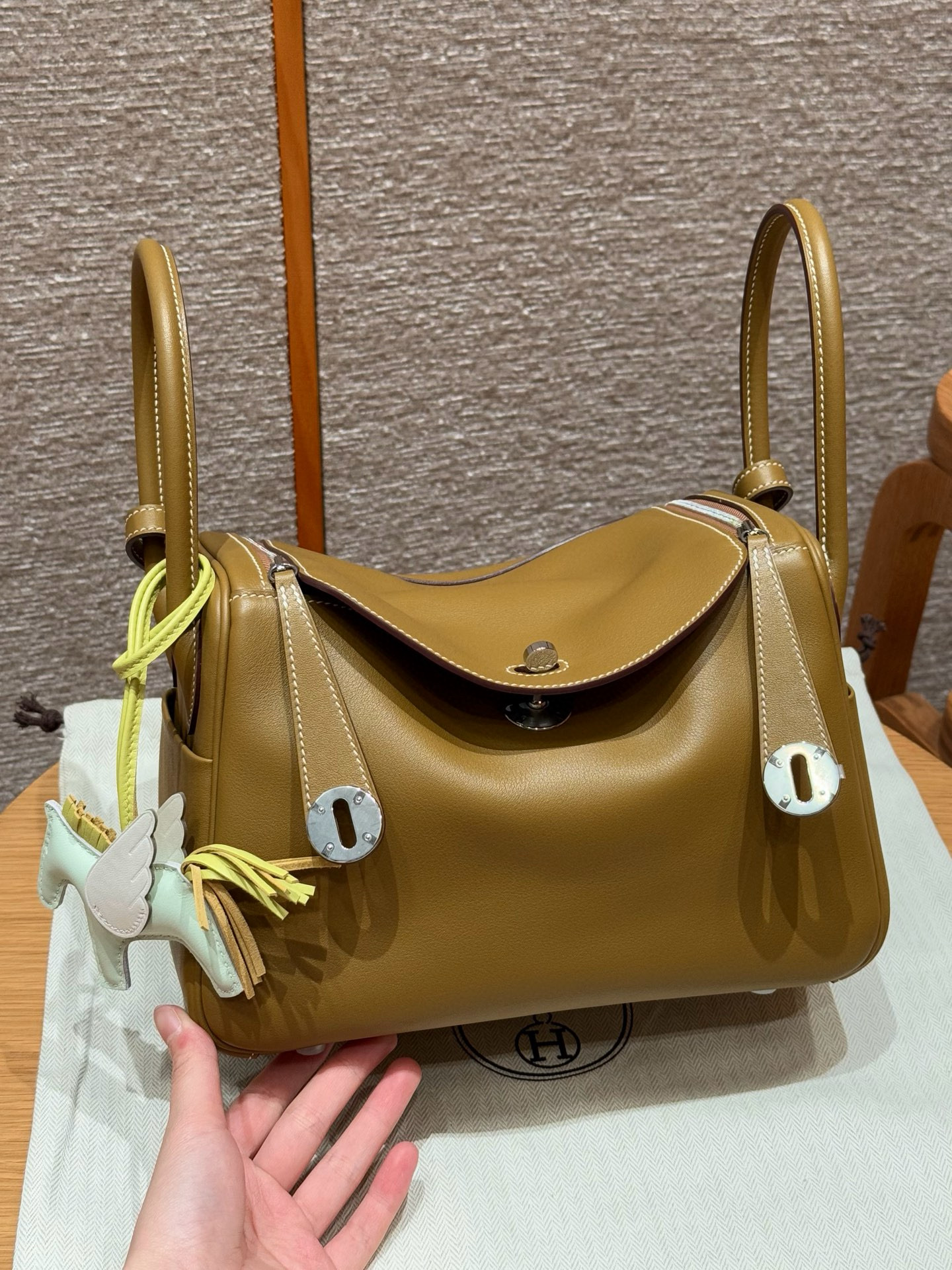 에르메스 Hermes Lindy 26cm Swift 28 Caramel/silver