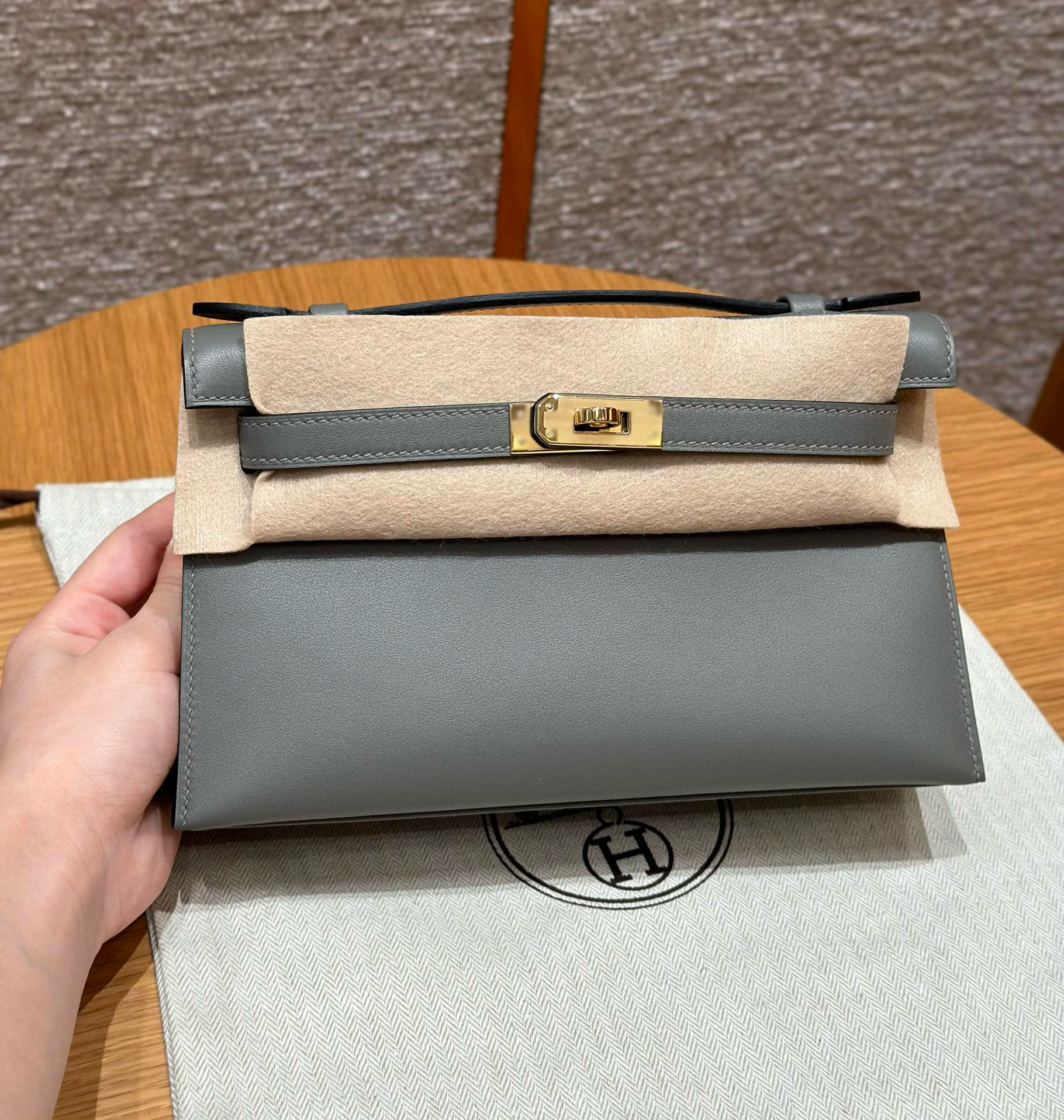 에르메스 Hermes Kelly Pochette 22cm Swift 0L Girs Meyer/gold