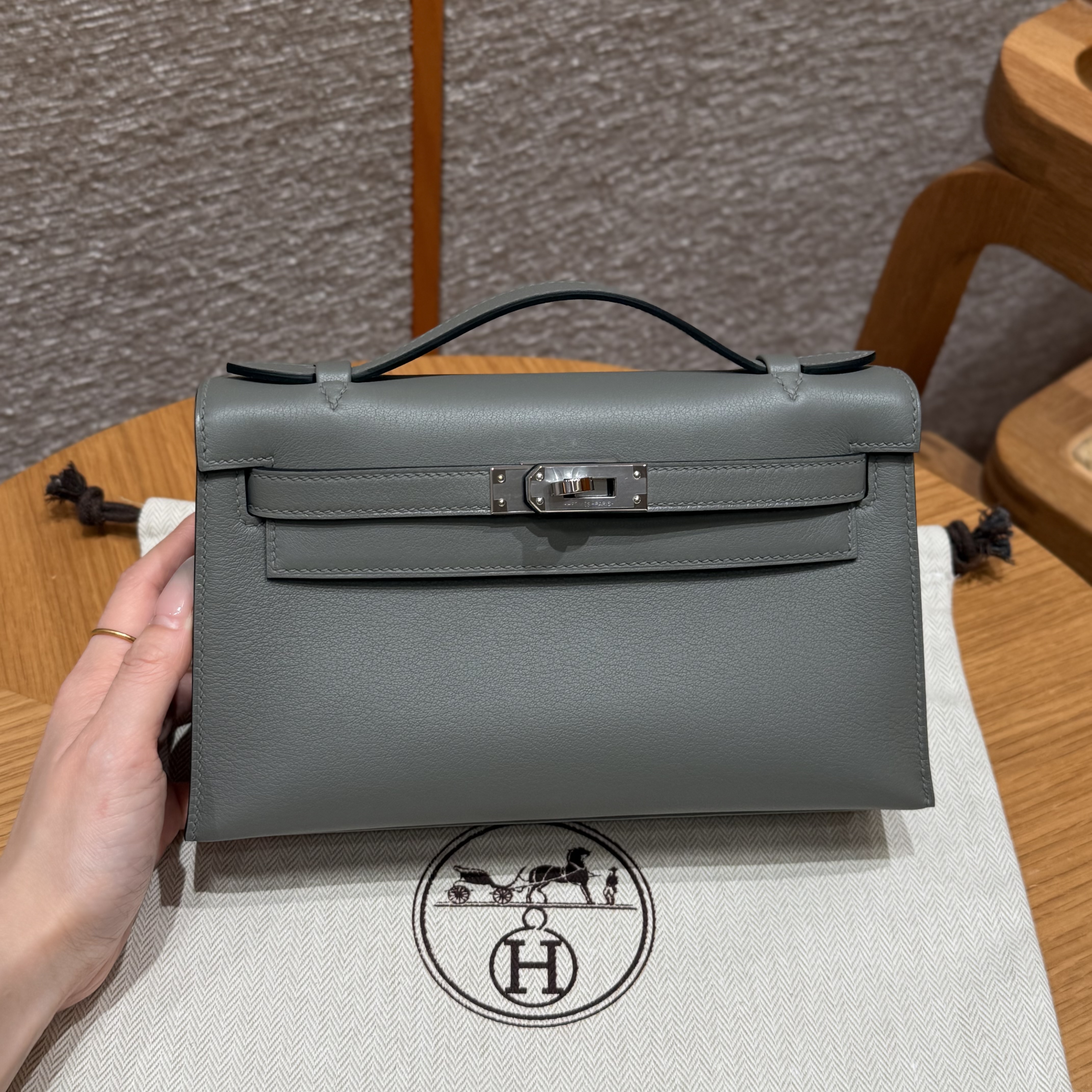 에르메스 Hermes Kelly Pochette 22cm Swift 0L Girs Meyer/silver