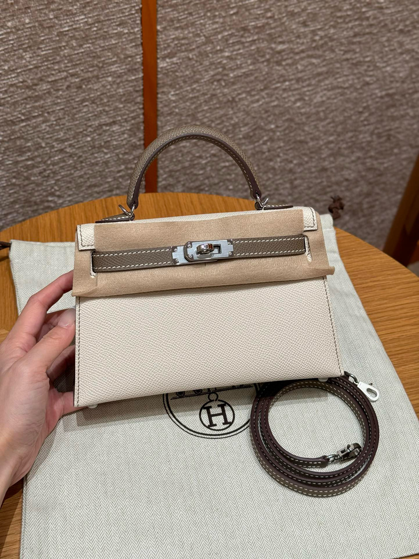 에르메스 Hermes Mini Kelly 19cm Epsom 10 Craie and 18 Etoupe/silver