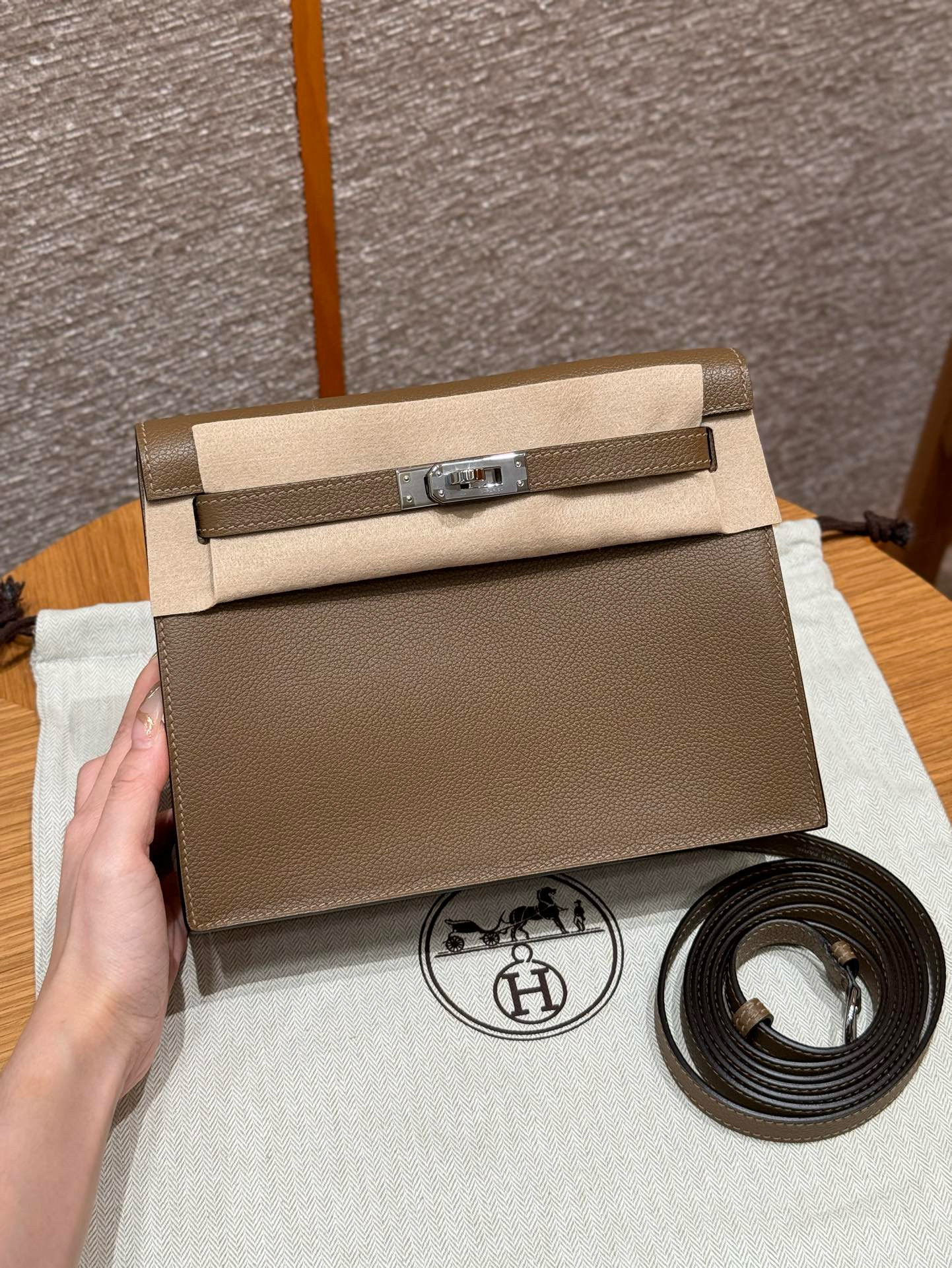 에르메스 Hermes Kelly danse 22cm evercolor D0 Beige de Weimar and T7 Blue Hydra/silver