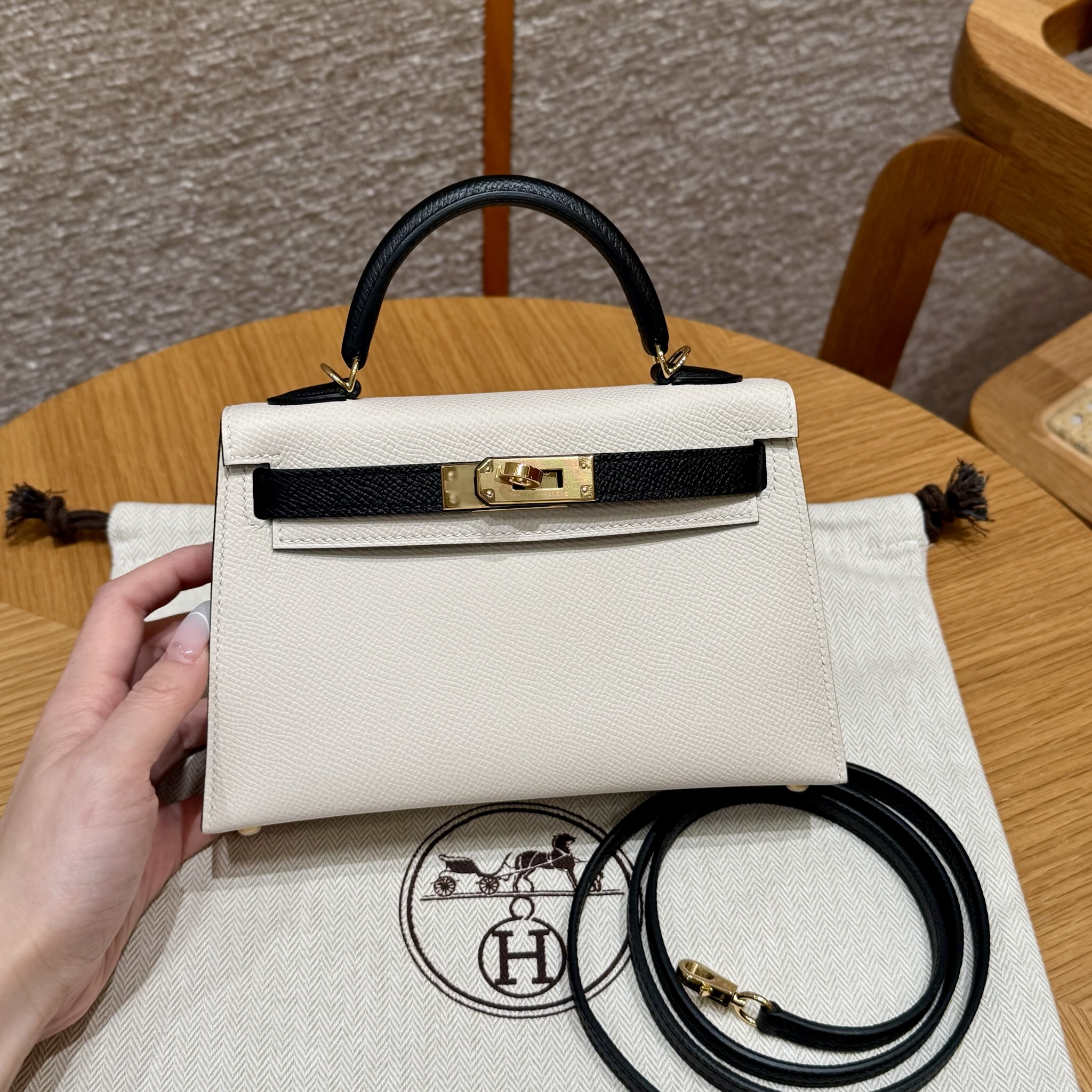 에르메스 Hermes Mini Kelly 19cm Epsom 10 Craie and 89 Noir/gold