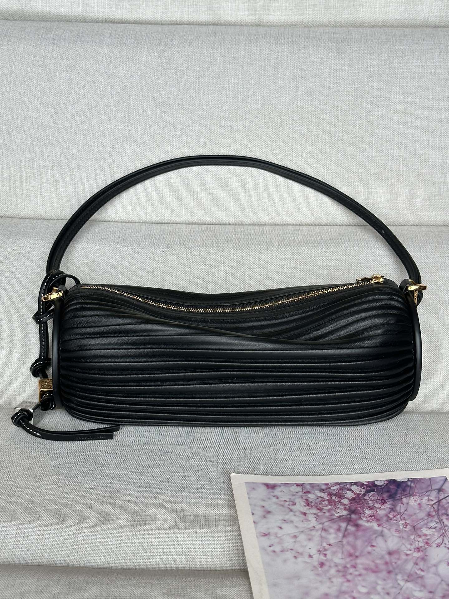 로에베 Loewe A912P84X27-1100  Bracelet Pouch In Pleated Nappa Black