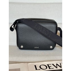 로에베 Loewe BANBA73X01 Medium Pebble Messenger Bag in Supple Grained Calfskin Black