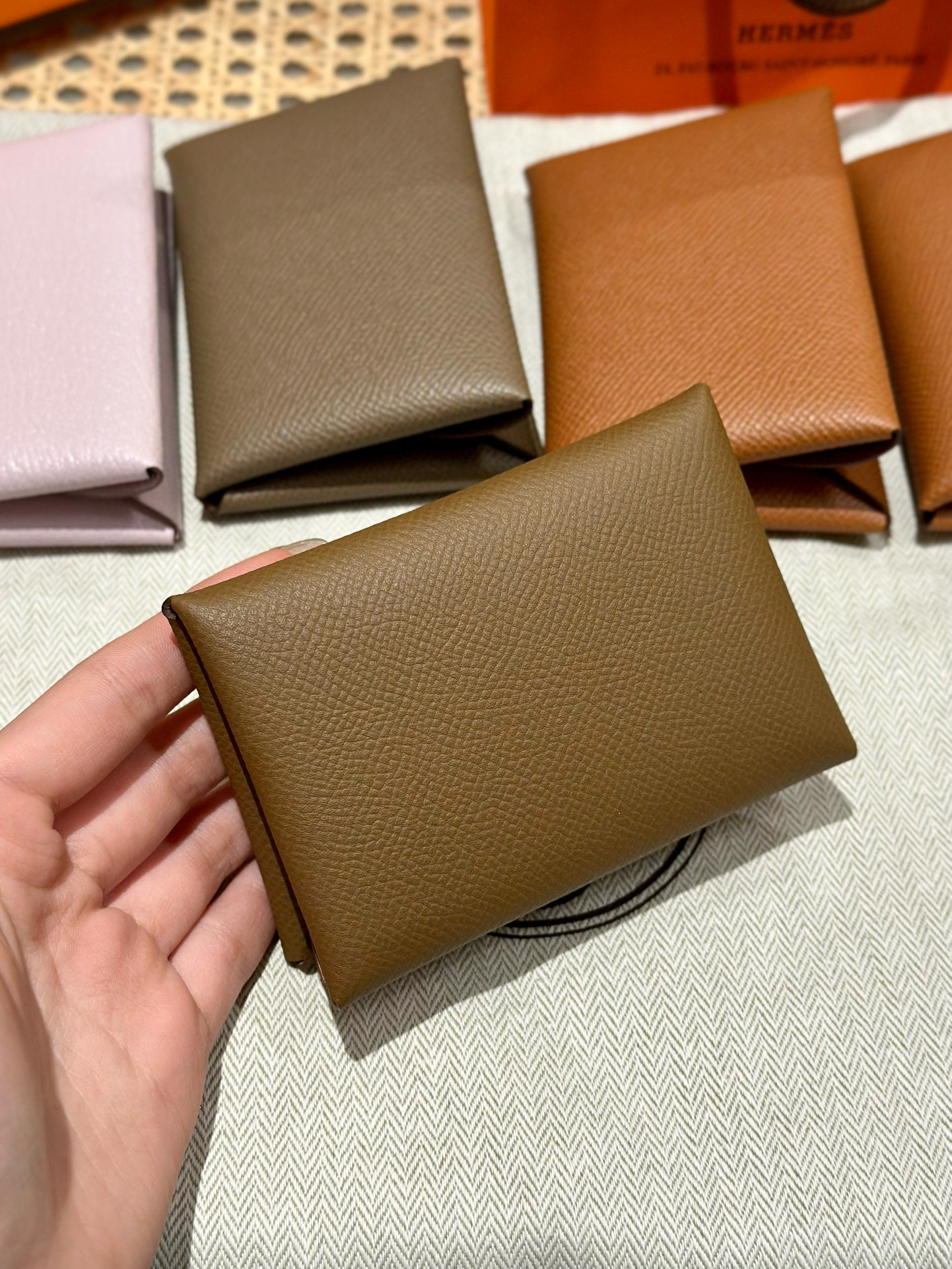 에르메스 Hermes Calvin duo Card Holder 10.5cm Epsom 4B Biscuit and 3G Alezan/silver