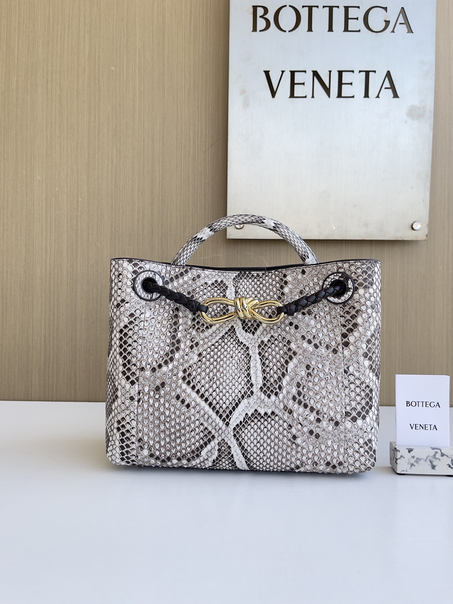 보테가 베네타 Bottega Veneta 743568 Andiamo 28cm
