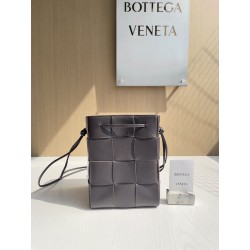 보테가베네타 Bottega Veneta 680218 Leather Cassette Bucket Bag 18cm