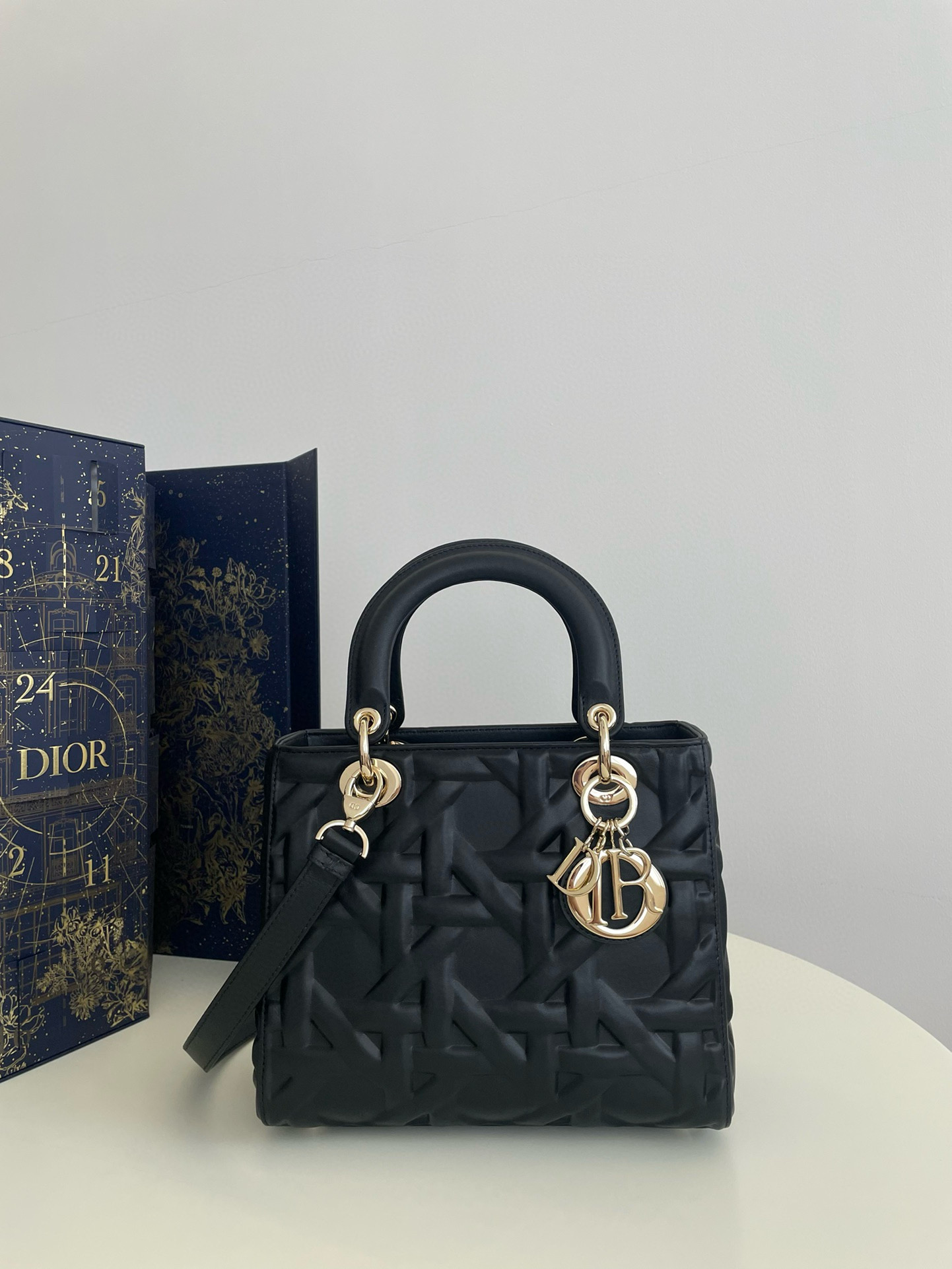 디올 Dior Medium Lady Dior Bag Black 24cm