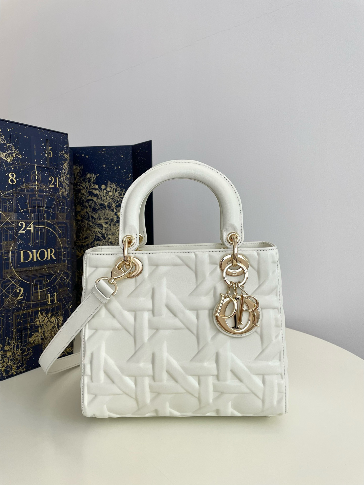 디올 Dior Medium Lady Dior Bag White 24cm