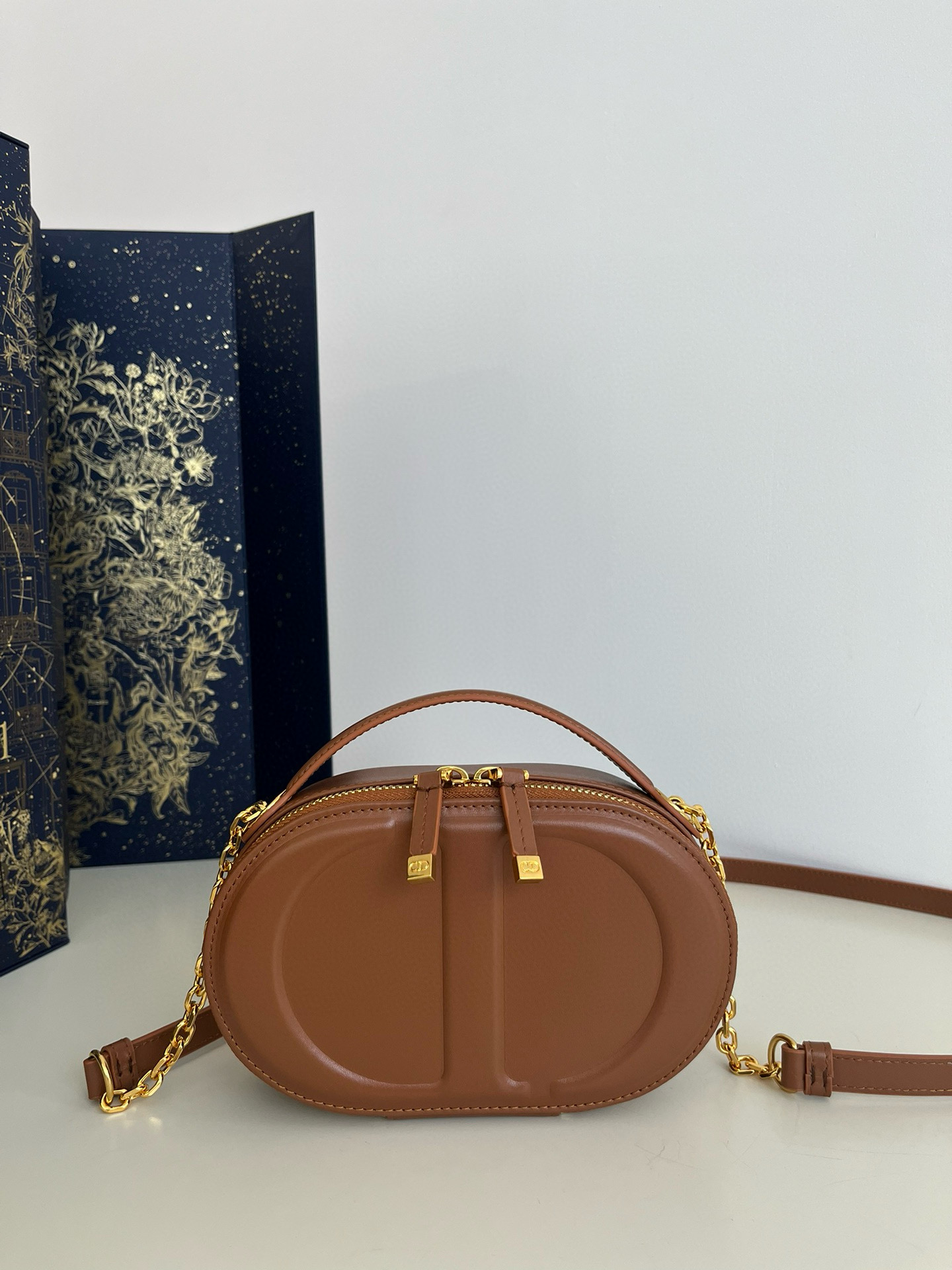 디올 Dior CD Signature Oval Camera Bag Caramel 18cm