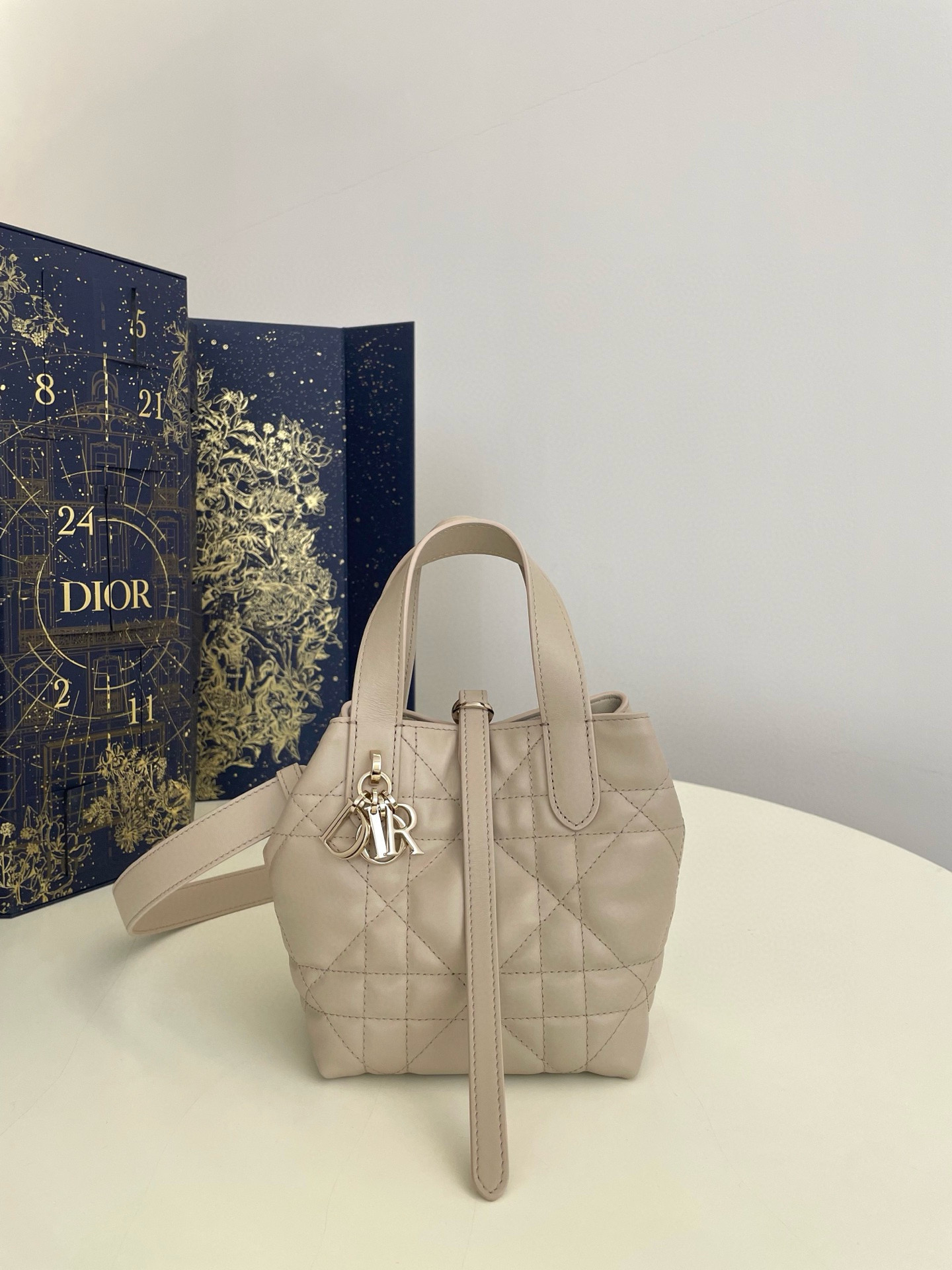 디올 Dior Toujours Vertical Nano Tote Bag Apricot 13cm