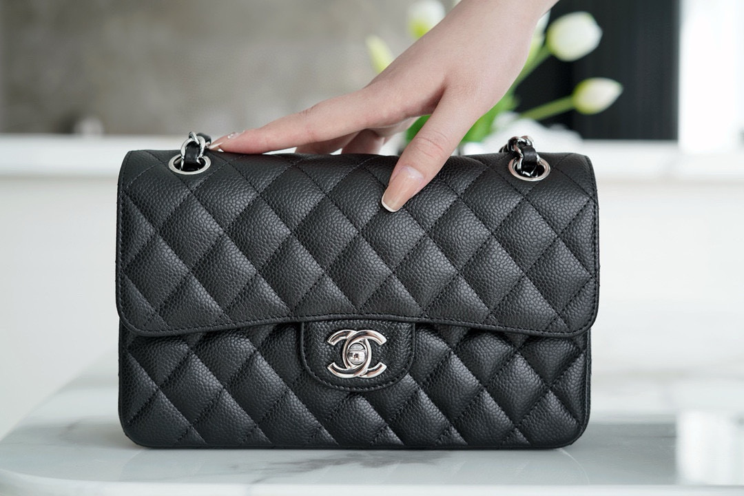 샤넬 Chanel Small Classic Flap Bag A01113 Black silver 23cm