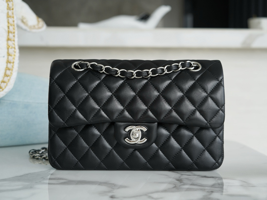 샤넬 Chanel Small Classic Flap Bag A01113 Black silver 23cm
