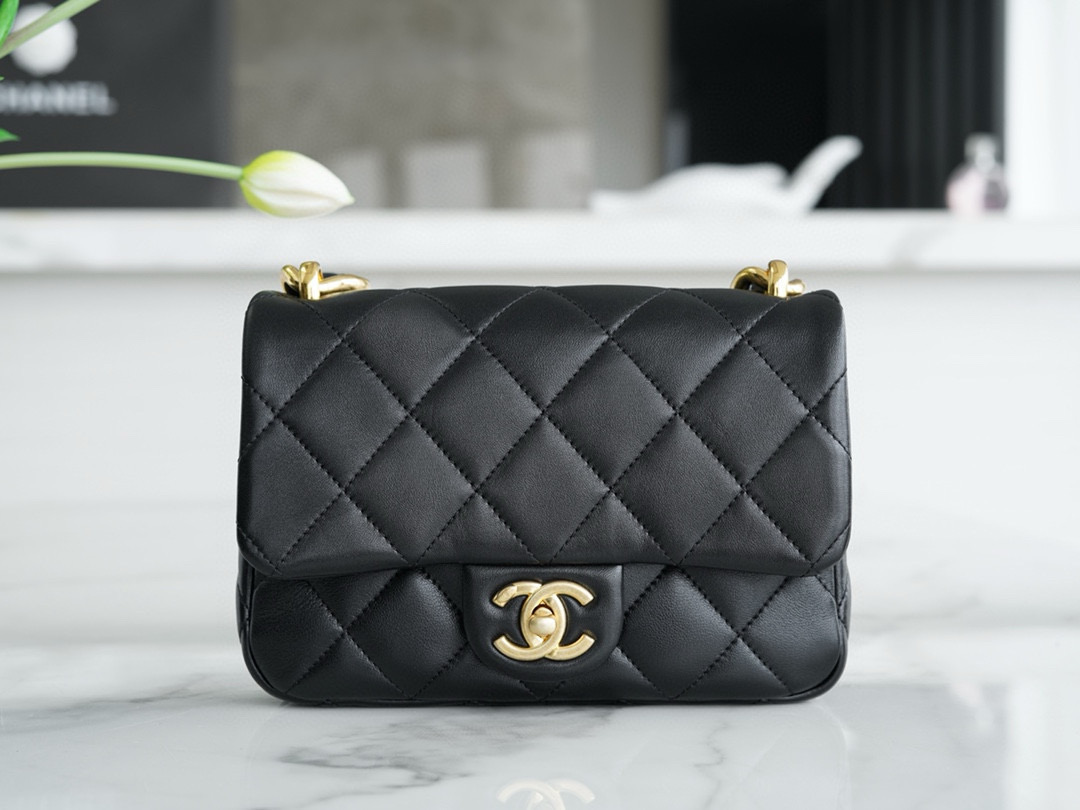 샤넬 Chanel 22s Small Classic Flap Bag Black 21cm