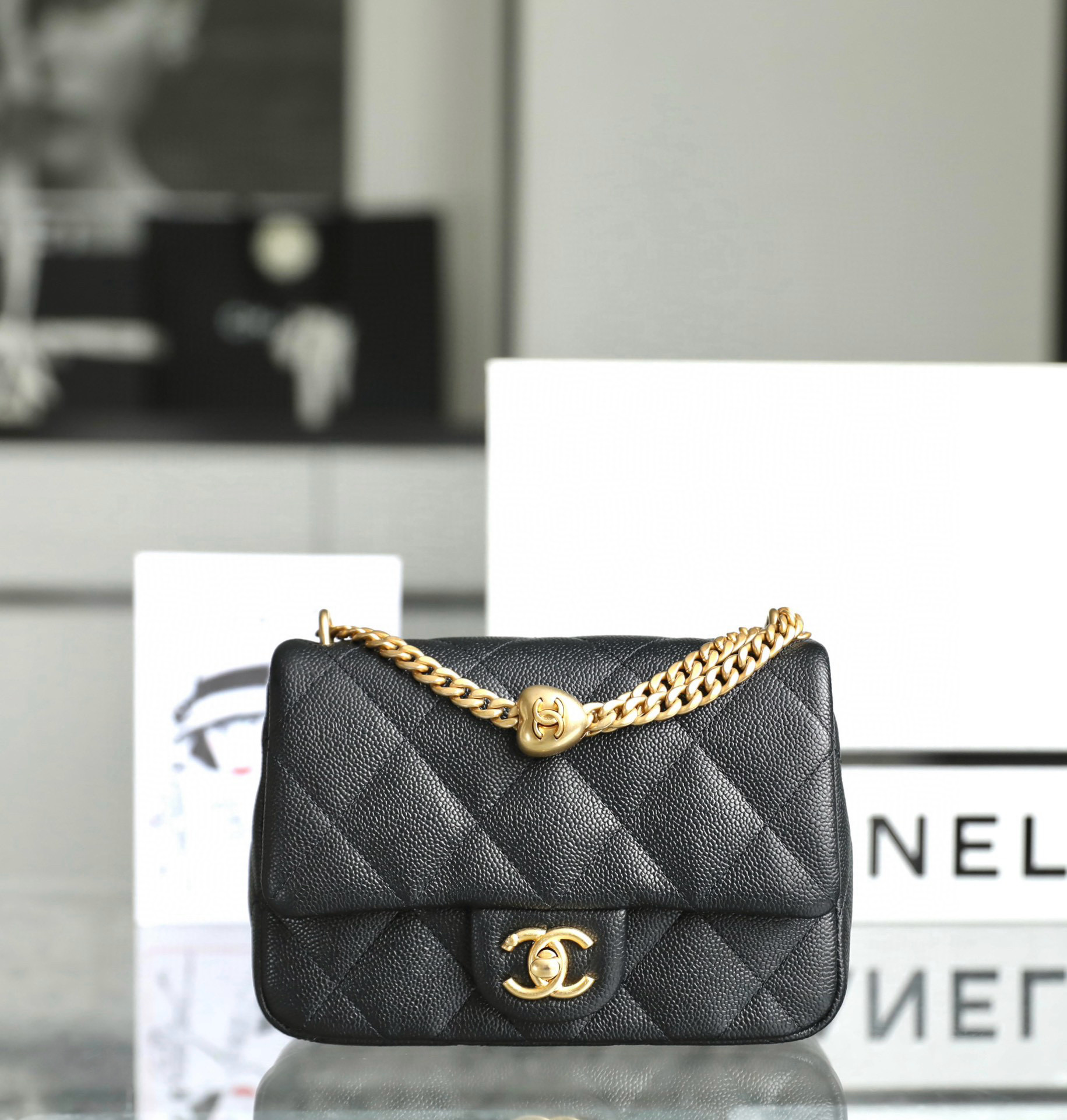 샤넬 Chanel 24P Mini Flap Bag C-541 Black 20cm