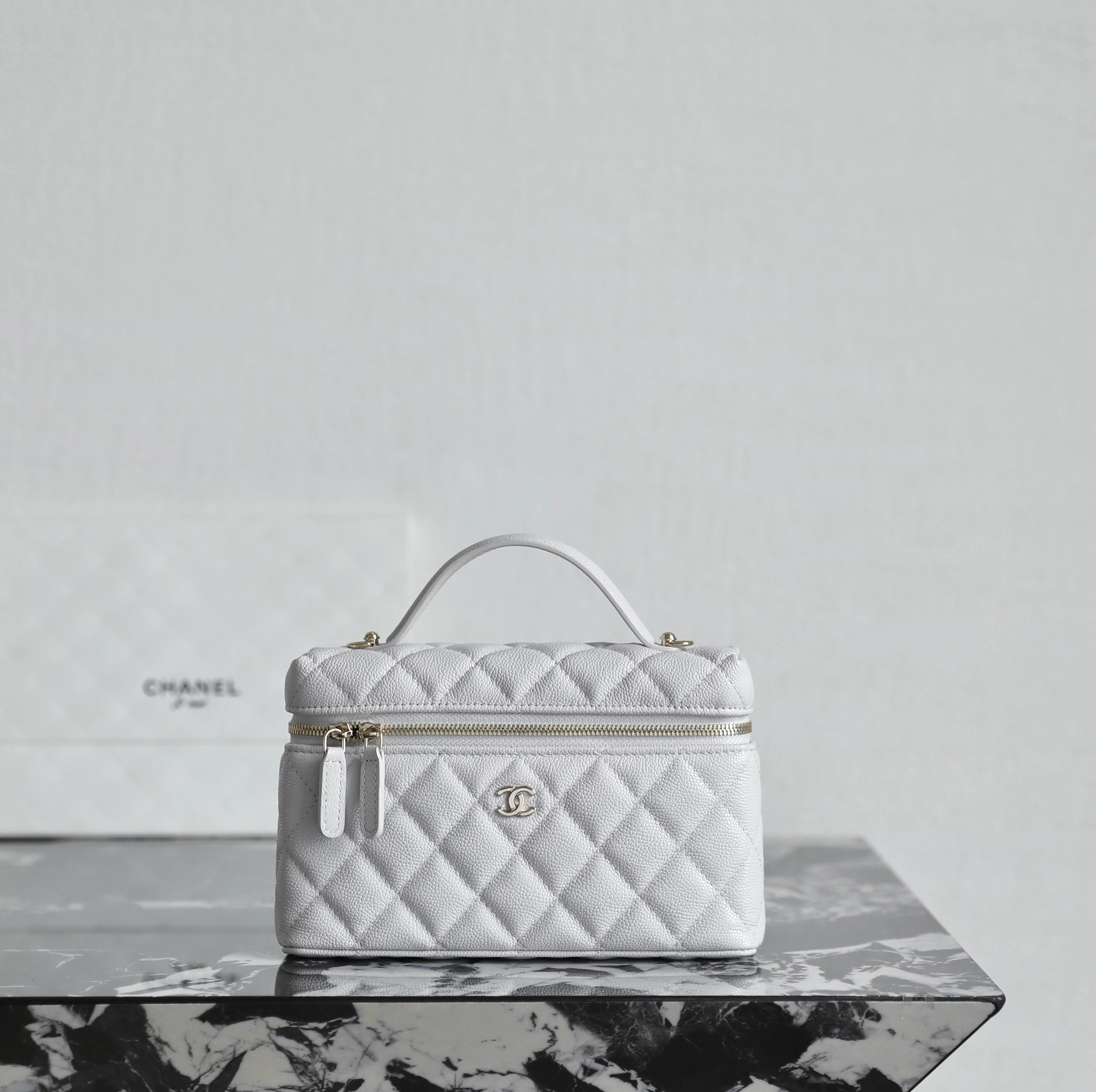 샤넬 Chanel 25p LP Long Vanity with chain C-501 Light grey 19.5cm