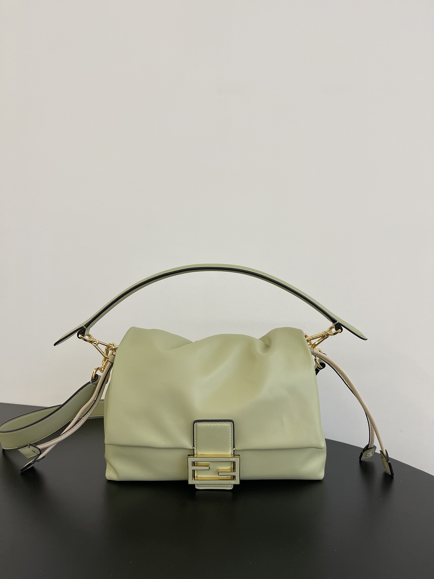 펜디 FENDI 8BR833 Mamma Baguette Medium Nappa Leather Bag Sage Green 26.5CM