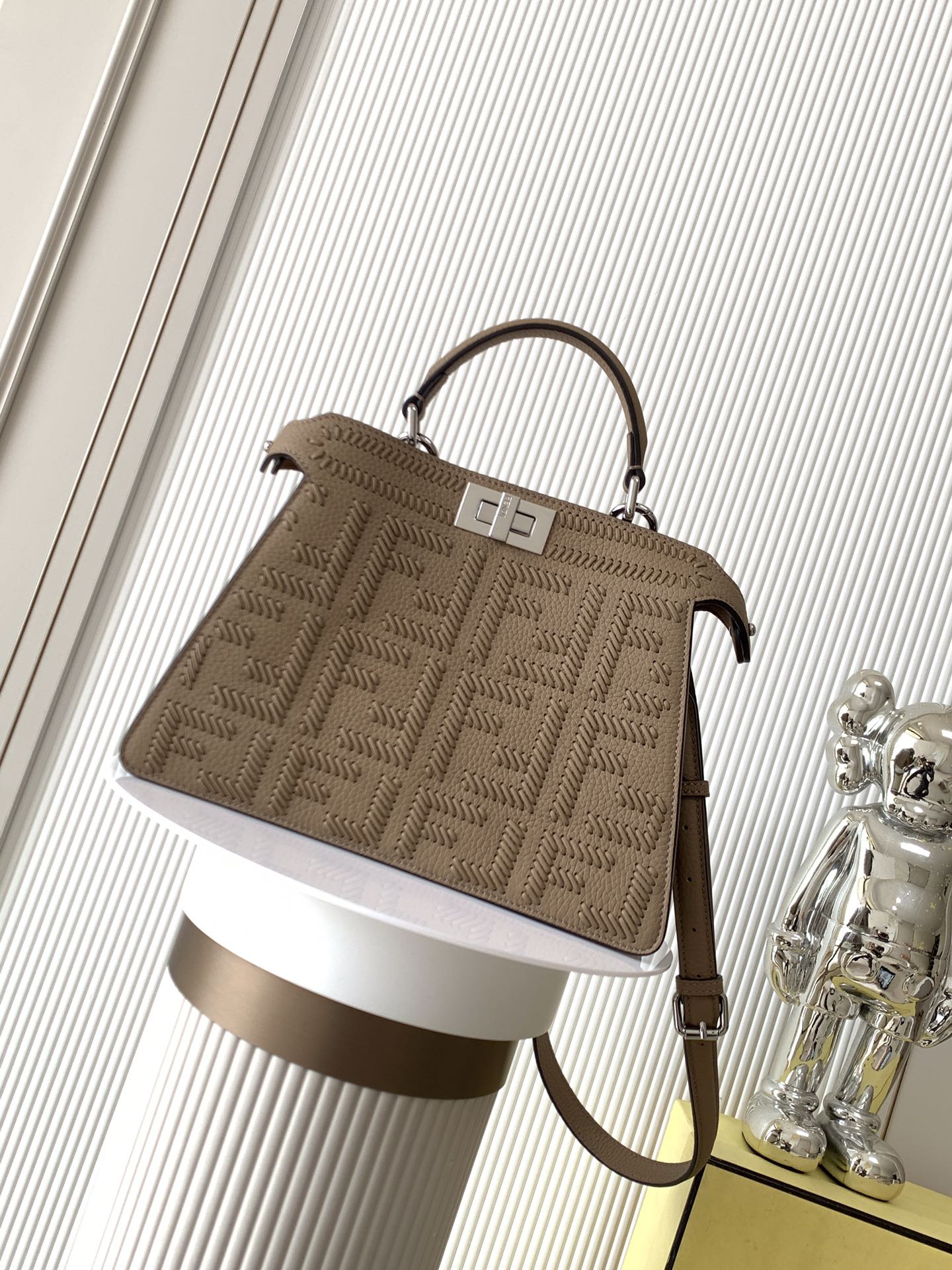 펜디 FENDI 5523 Peekaboo Iseeu Padded Leather Petite Bag 27CM